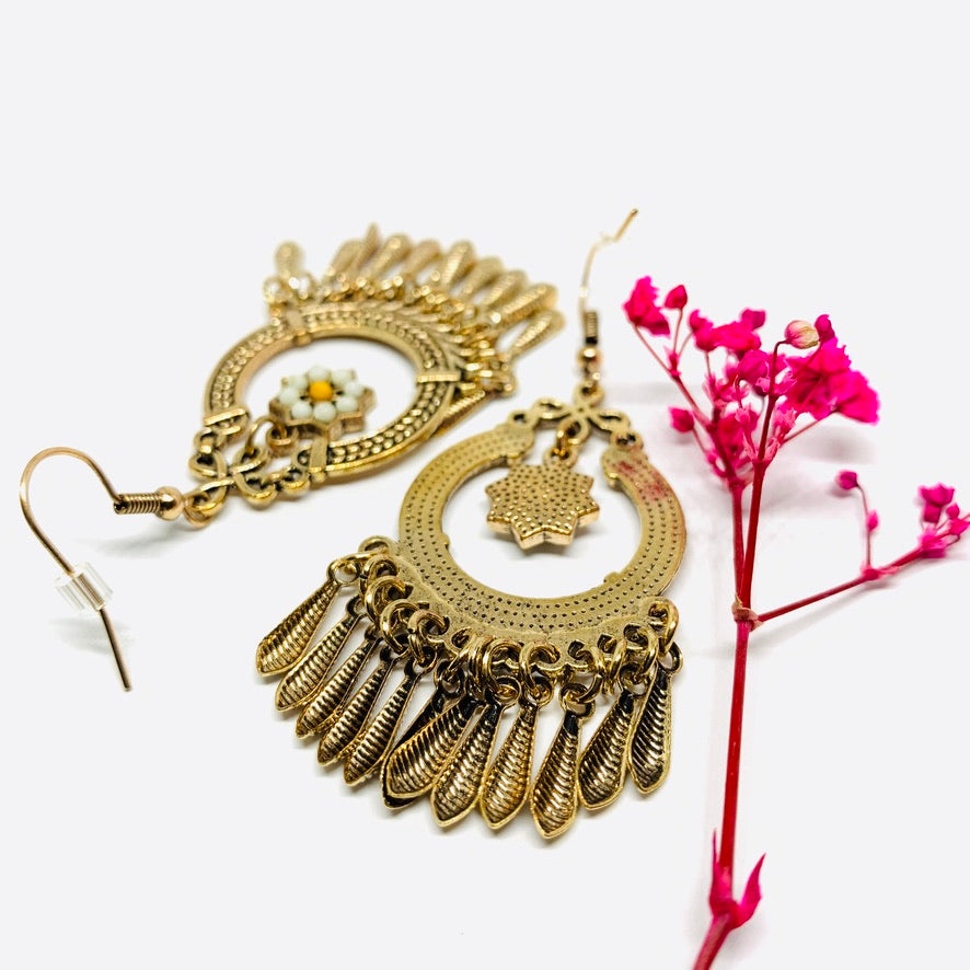 Mexican earrings with daisy flower chandelier style. Antique Gold tone Mexico. Great wome gift idea. Mexicanias jewelry design.