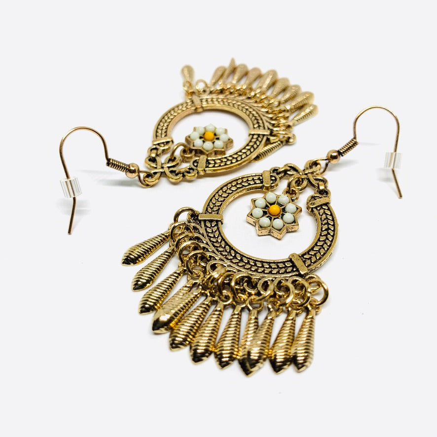 Mexican earrings with daisy flower chandelier style. Antique Gold tone Mexico. Great wome gift idea. Mexicanias jewelry design.