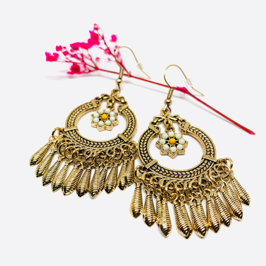 Mexican earrings with daisy flower chandelier style. Antique Gold tone Mexico. Great wome gift idea. Mexicanias jewelry design.