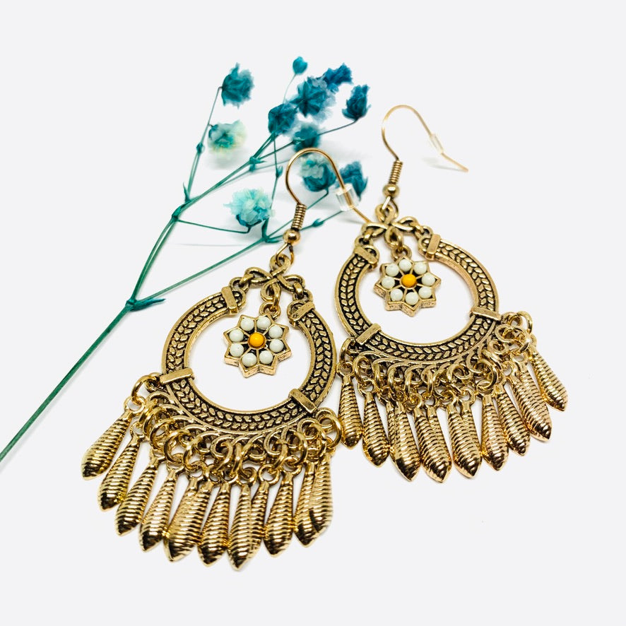 Mexican earrings with daisy flower chandelier style. Antique Gold tone Mexico. Great wome gift idea. Mexicanias jewelry design.