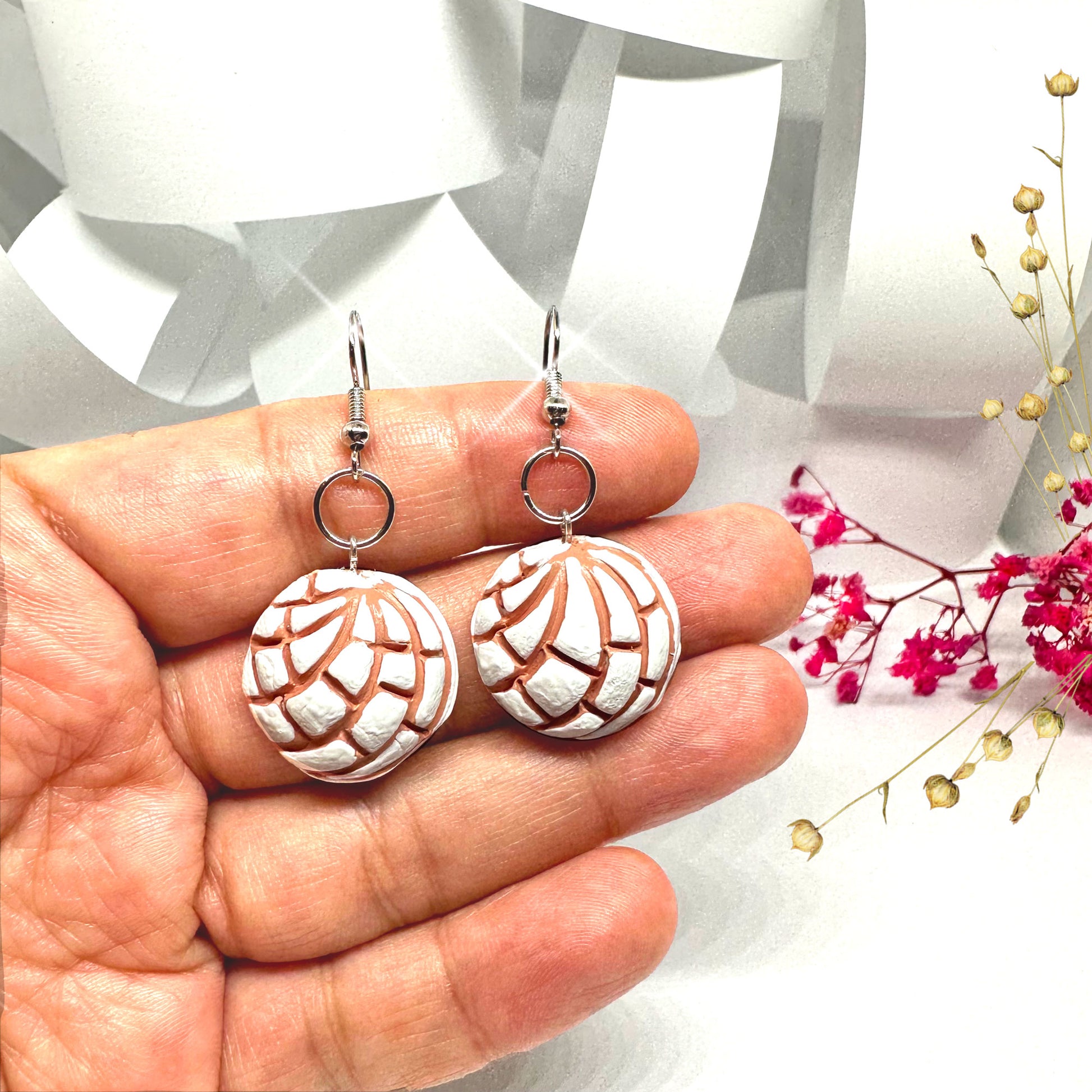 White vanilla concha earrings handmade clay conchitas earrings Mexican pan dulce inspired food jewelry for women and girls for Frida Kahlo fans and sweet bread concha earrings lovers and Mexico folk art Mexican jewelry