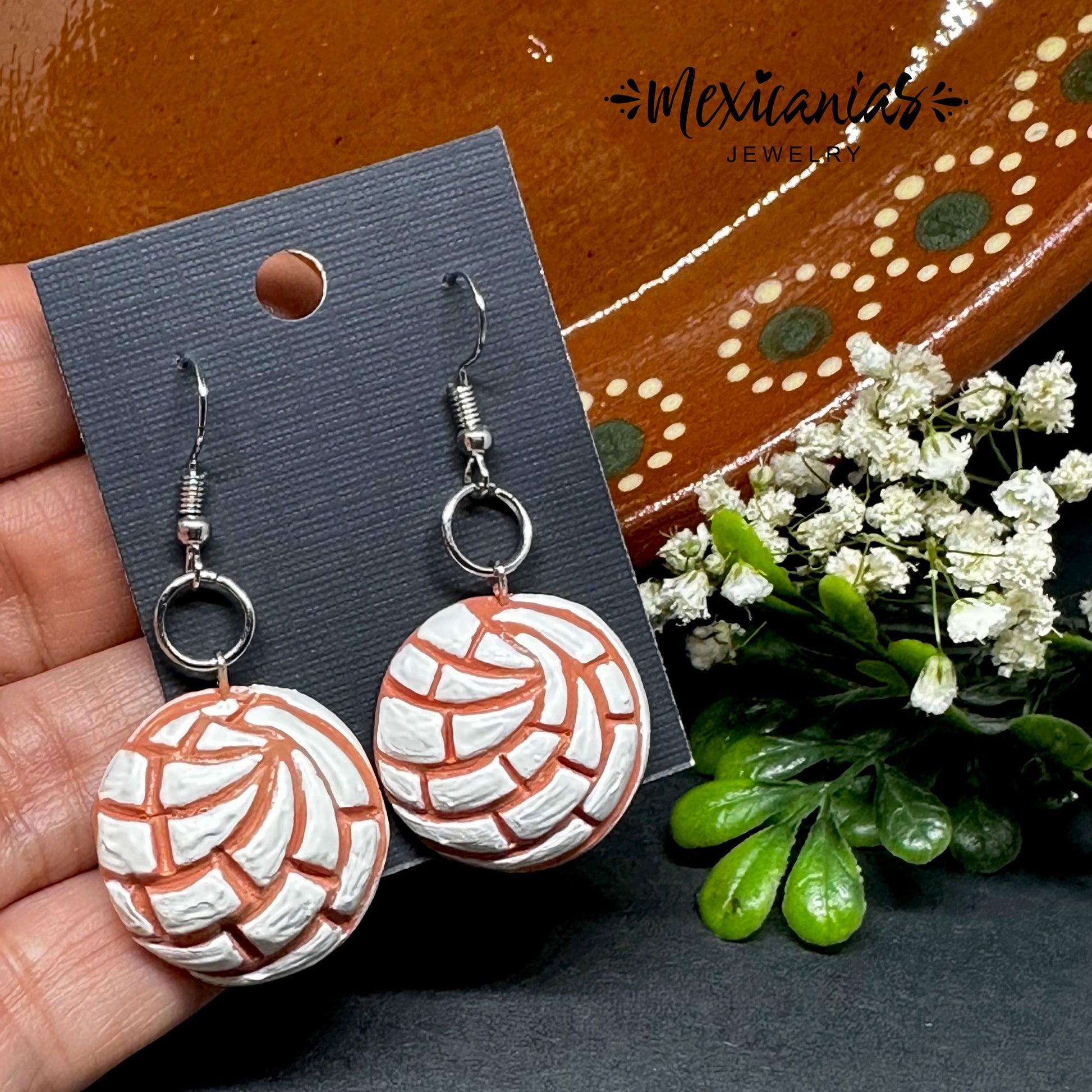 White vanilla concha earrings handmade clay conchitas earrings Mexican pan dulce inspired food jewelry for women and girls for Frida Kahlo fans and sweet bread concha earrings lovers and Mexico folk art Mexican jewelry