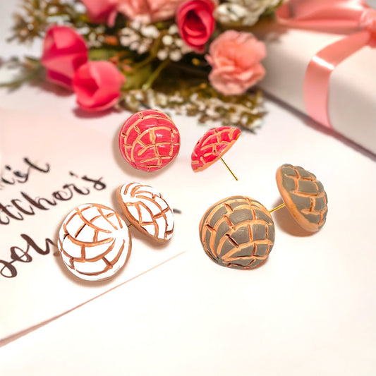 Clay Mexican sweet bread concha earrings set. Mexico pan dulce conchas. White vanilla, strawberry, and chocolate. Sweet, cute, and oroginal gift idea for girls. Mexican earrings. Mexican clay jewelry.
