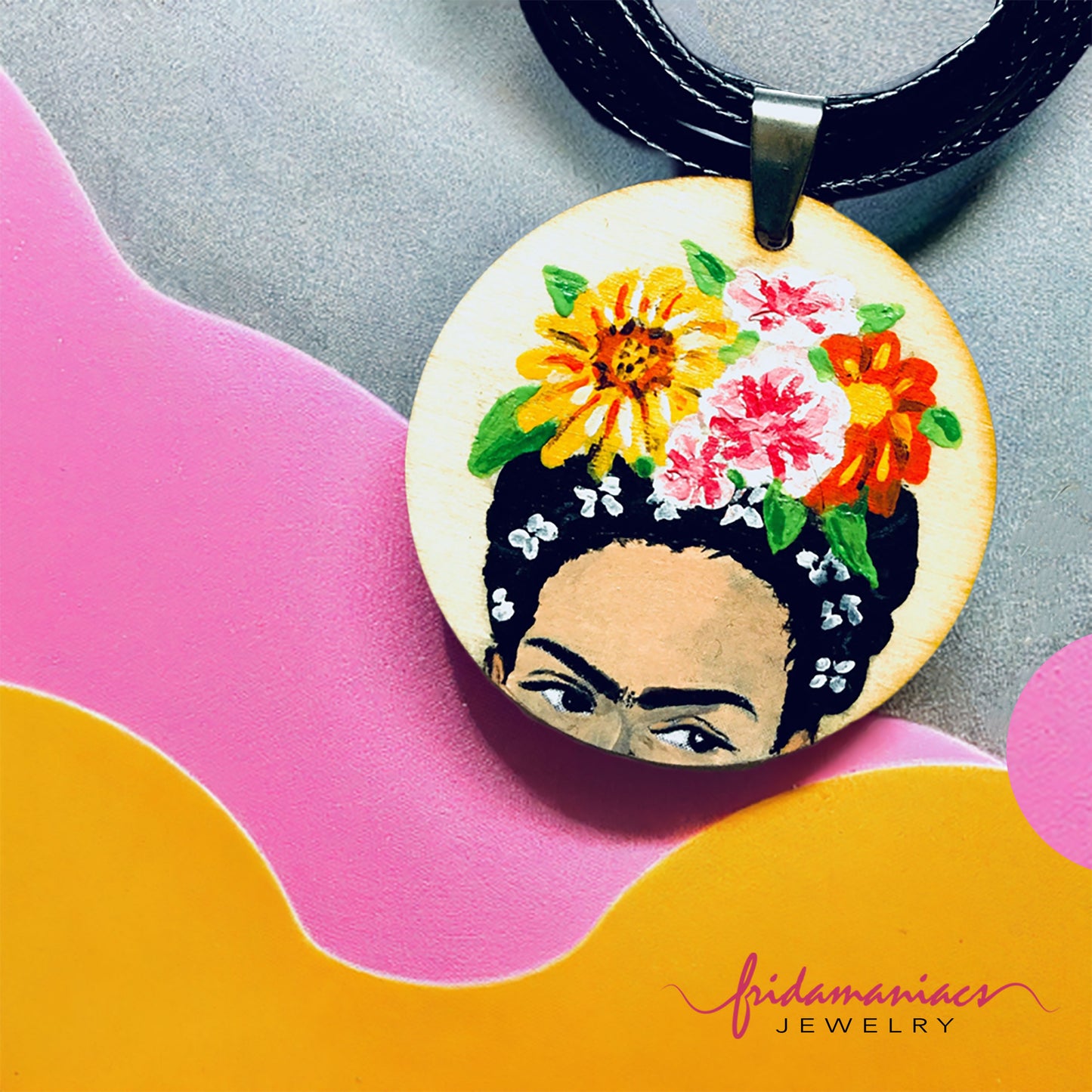 Hand painted Frida kahlo wooden pendant necklace with flowers. Mexican Necklace. Mexican jewelry by Fridamaniacs. Fridalovers.