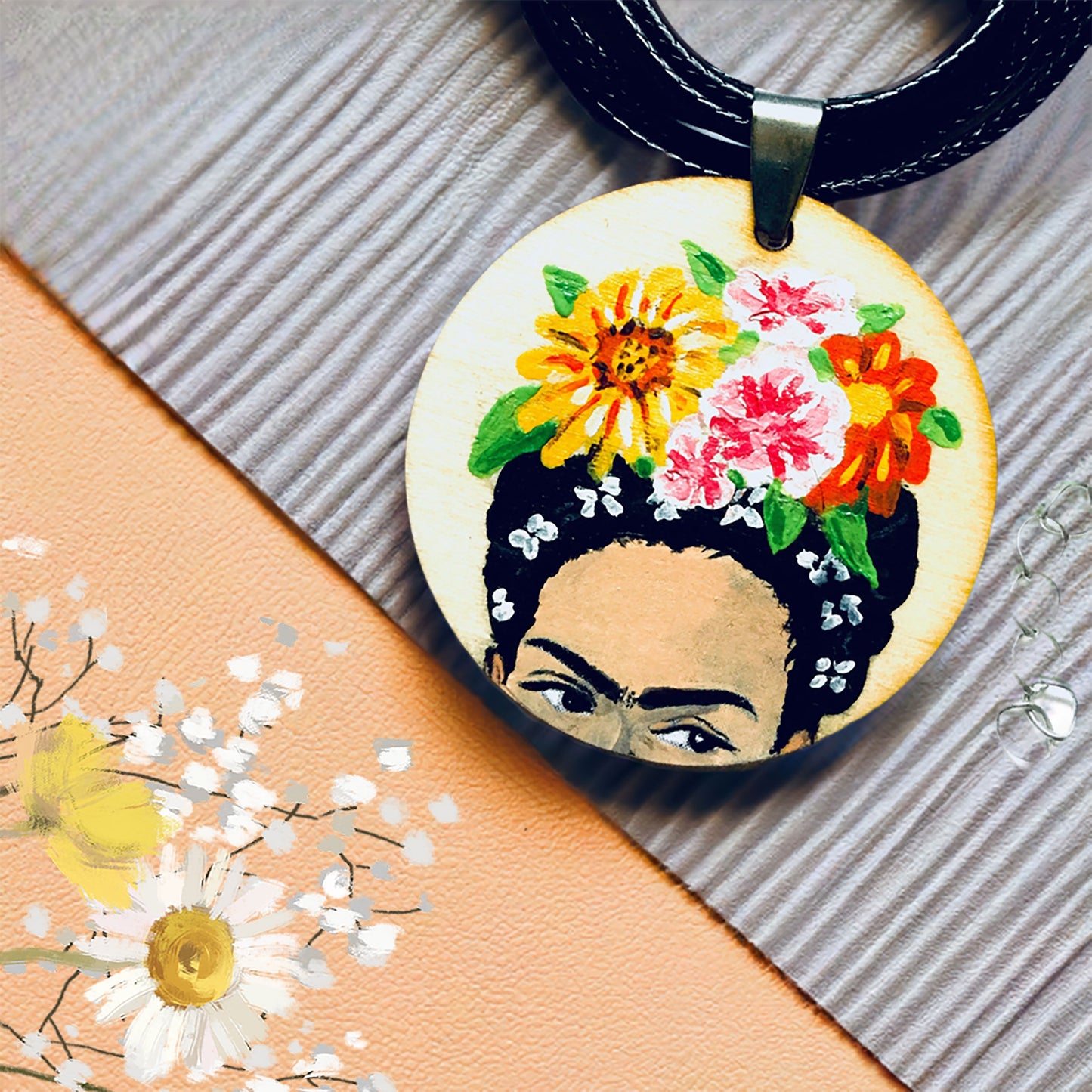 Hand painted Frida kahlo wooden pendant necklace with flowers. Mexican Necklace. Mexican jewelry by Fridamaniacs. Fridalovers.
