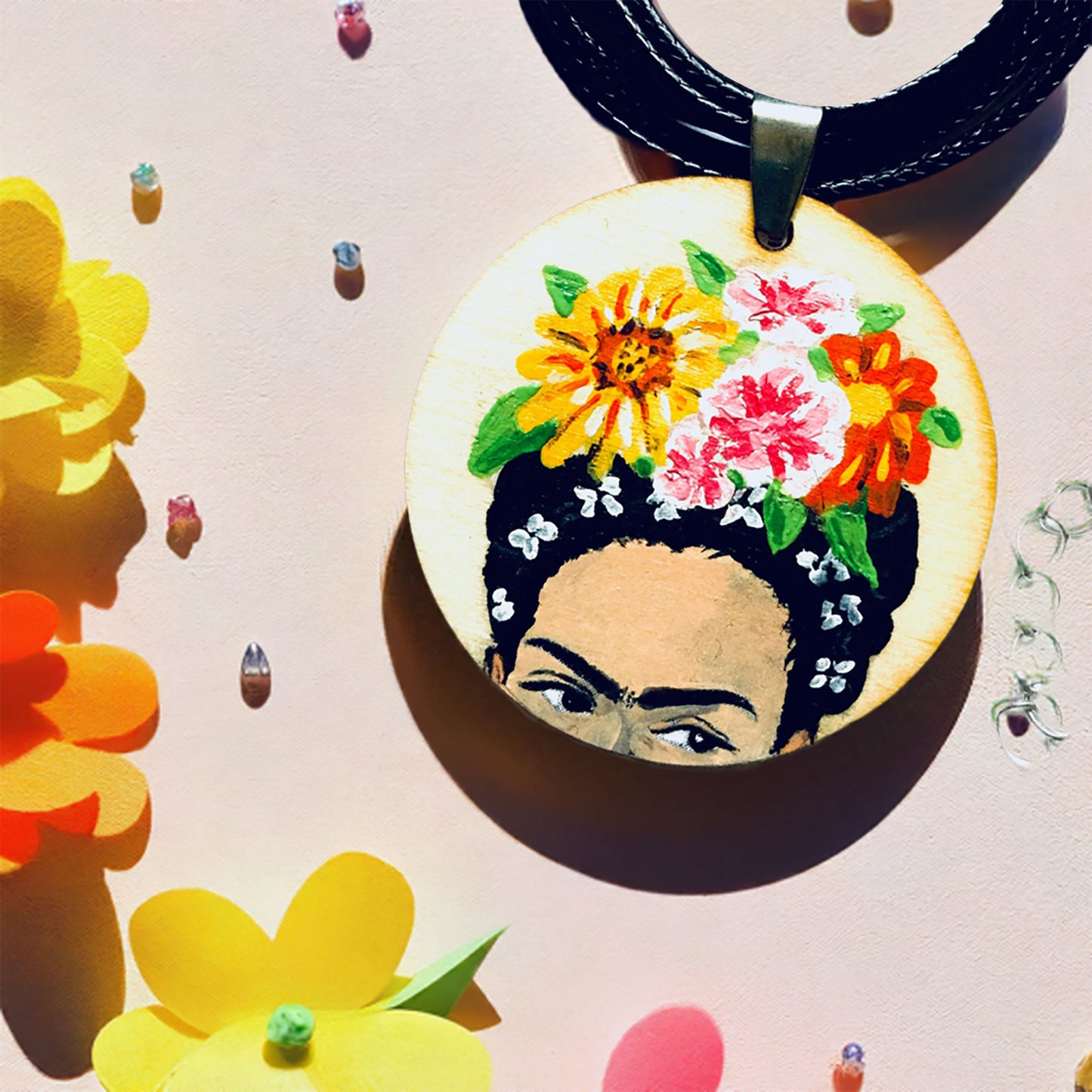 Hand painted Frida kahlo wooden pendant necklace with flowers. Mexican Necklace. Mexican jewelry by Fridamaniacs. Fridalovers.