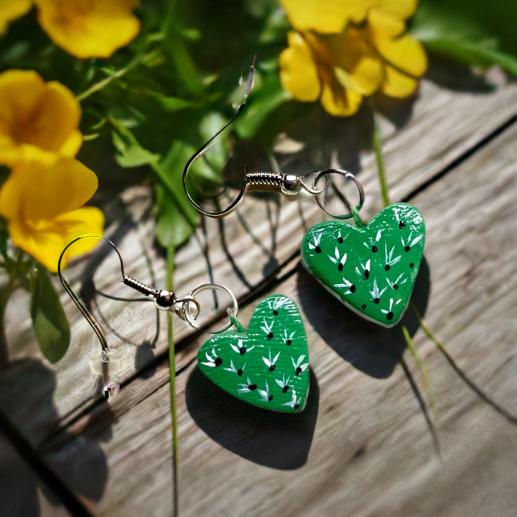 Cactus heart clay earrings painted by hand. Mexican earrings. Mexican jewelry for fridamaniacs, fridalovers, Frida fans by fridamaniacs and Mexicanias