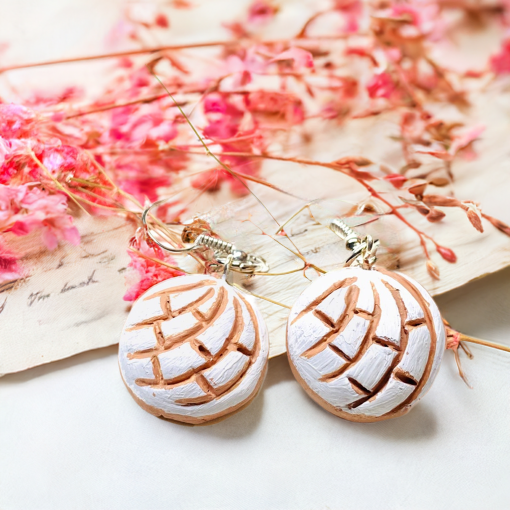 White Vanilla Clay Concha Earrings. Mexican Sweet Bread Conchas Conchitas Concha Earrings. Pan Dulce Mexico folk art. Mexican earrings for woman and girls. Mexico earrings. Mexico jewelry. Claywelry. Fridamaniacs. Mexicanias. Fridalovers. Frida Kahlo jewelry. Frida inspired - Frida fans gift idea
