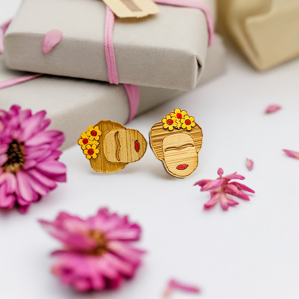 Frida Kahlo earrings made of bamboo with yellow flowers and red lipstick for fridamaniacs, fridalovers, fridamania, frida fans girls. Cute gift idea. Mexican earrings. Mexican jewelry.