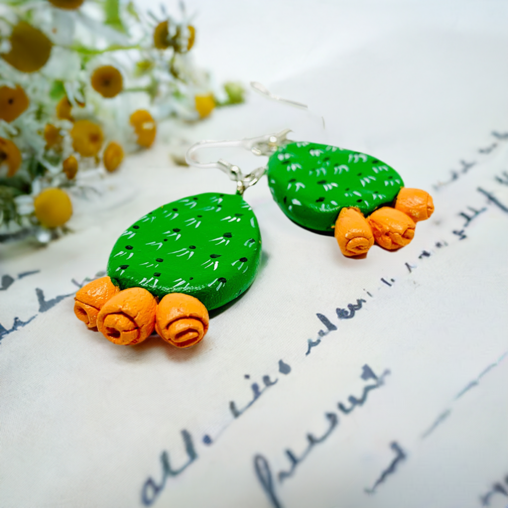 Fresh green cactus clay earrings with yellow flowers. Hand painted and hand crafteded by Mexican artisans. Mexican earrings. Mexico jewelry. Frida Kahlo inspired earrings and jewelry for girls. Fridamaniacs. Fridamania. Fridalovers. Mexicanias
