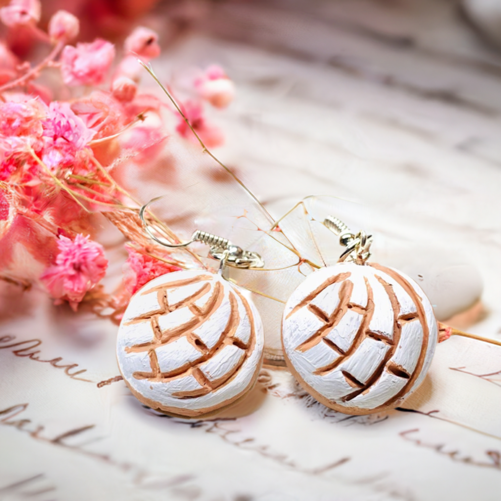 White Vanilla Clay Concha Earrings. Mexican Sweet Bread Conchas Conchitas Concha Earrings. Pan Dulce Mexico folk art. Mexican earrings for woman and girls. Mexico earrings. Mexico jewelry. Claywelry. Fridamaniacs. Mexicanias. Fridalovers. Frida Kahlo jewelry. Frida inspired - Frida fans gift idea