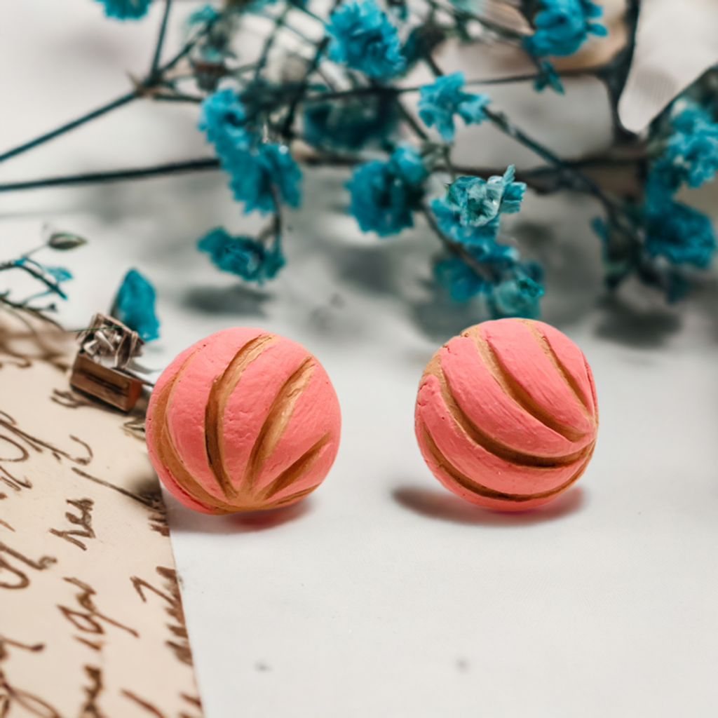 Pink concha clay stud earrings. Hand painted handmade traditional Mexican sweet breead pan dulce Mexico folk art food jewelry for girls. Mexican earrings. Mexican jewelry. Frida Kahlo inspired jewelry for Frida fans, fridamaniacs, fridalovers.