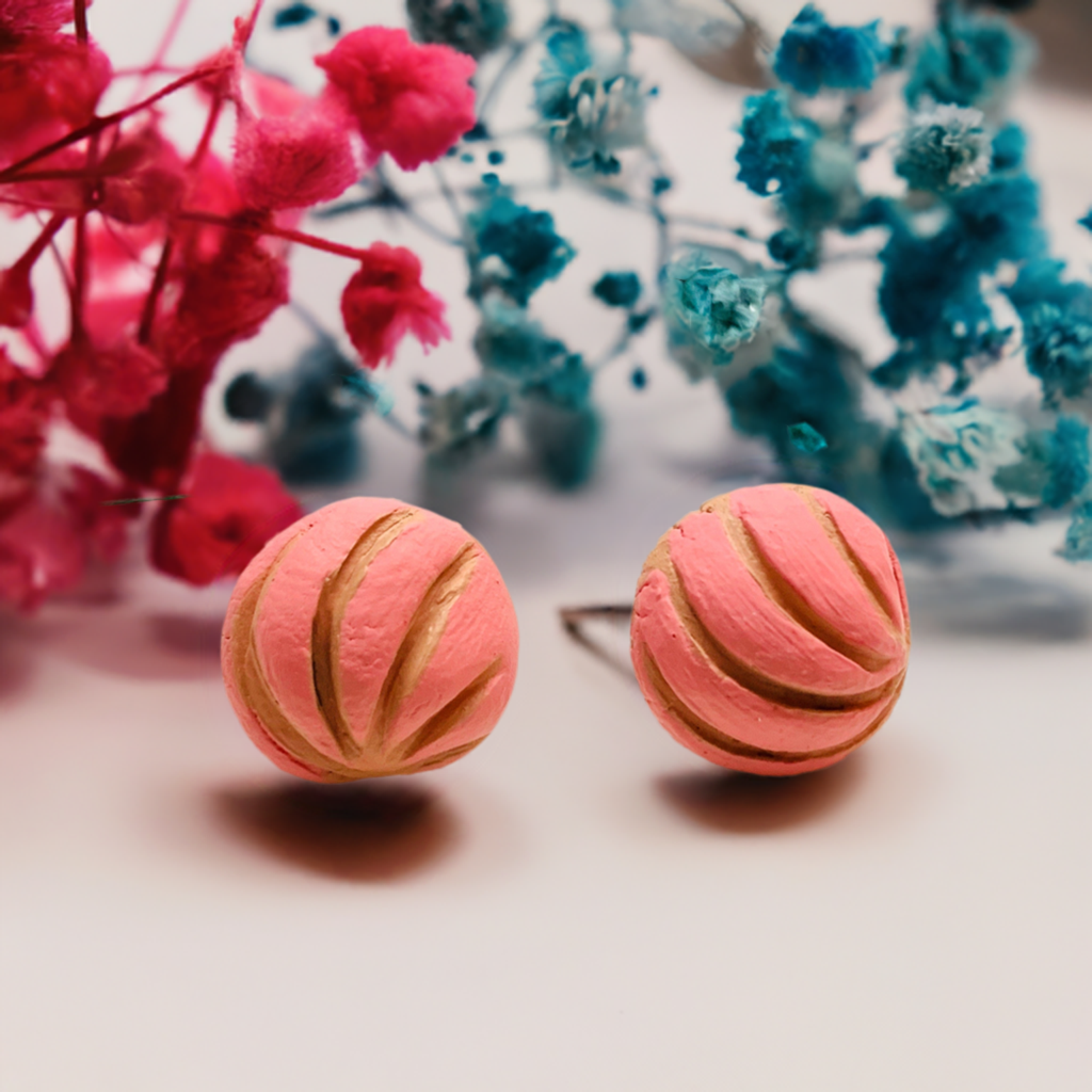 Pink concha clay stud earrings. Hand painted handmade traditional Mexican sweet breead pan dulce Mexico folk art food jewelry for girls. Mexican earrings. Mexican jewelry. Frida Kahlo inspired jewelry for Frida fans, fridamaniacs, fridalovers.