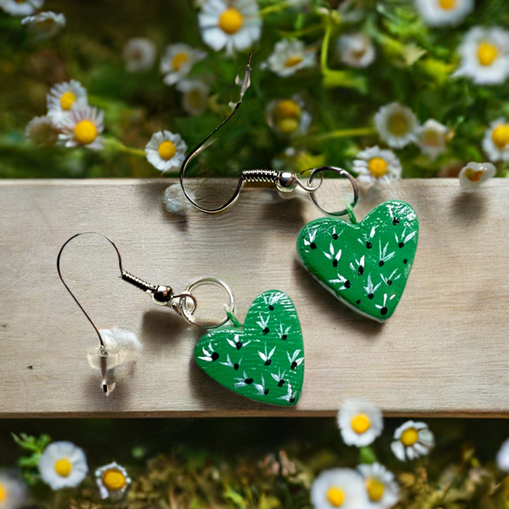 Cactus heart clay earrings painted by hand. Mexican earrings. Mexican jewelry for fridamaniacs, fridalovers, Frida fans by fridamaniacs and Mexicanias