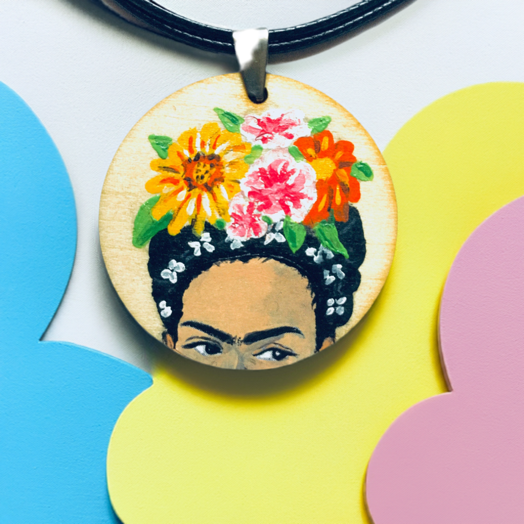 Hand painted Frida kahlo wooden pendant necklace with flowers. Mexican Necklace. Mexican jewelry by Fridamaniacs. Fridalovers.