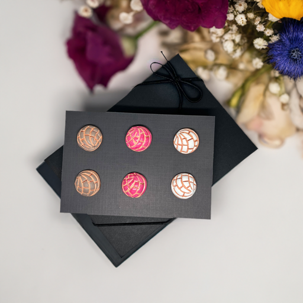 Clay Mexican sweet bread concha earrings set. Mexico pan dulce conchas. White vanilla, strawberry, and chocolate. Sweet, cute, and oroginal gift idea for girls. Mexican earrings. Mexican clay jewelry.
