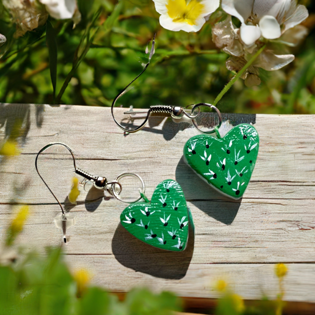 Cactus heart clay earrings painted by hand. Mexican earrings. Mexican jewelry for fridamaniacs, fridalovers, Frida fans by fridamaniacs and Mexicanias