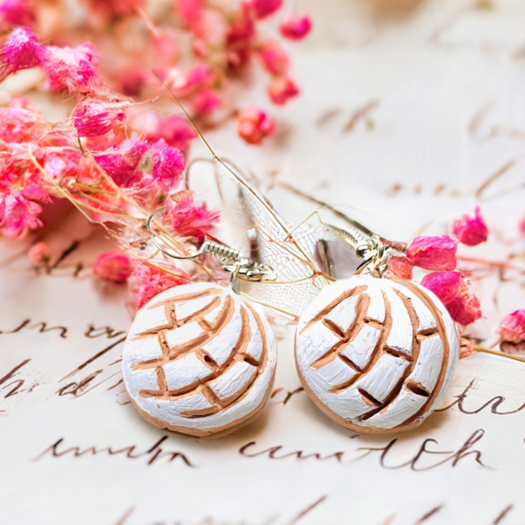 White Vanilla Clay Concha Earrings. Mexican Sweet Bread Conchas Conchitas Concha Earrings. Pan Dulce Mexico folk art. Mexican earrings for woman and girls. Mexico earrings. Mexico jewelry. Claywelry. Fridamaniacs. Mexicanias. Fridalovers. Frida Kahlo jewelry. Frida inspired - Frida fans gift idea