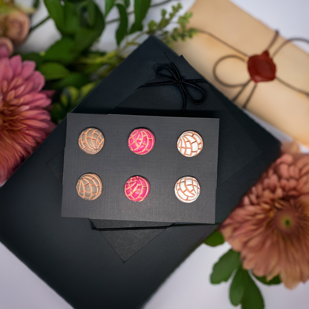 Clay Mexican sweet bread concha earrings set. Mexico pan dulce conchas. White vanilla, strawberry, and chocolate. Sweet, cute, and oroginal gift idea for girls. Mexican earrings. Mexican clay jewelry.