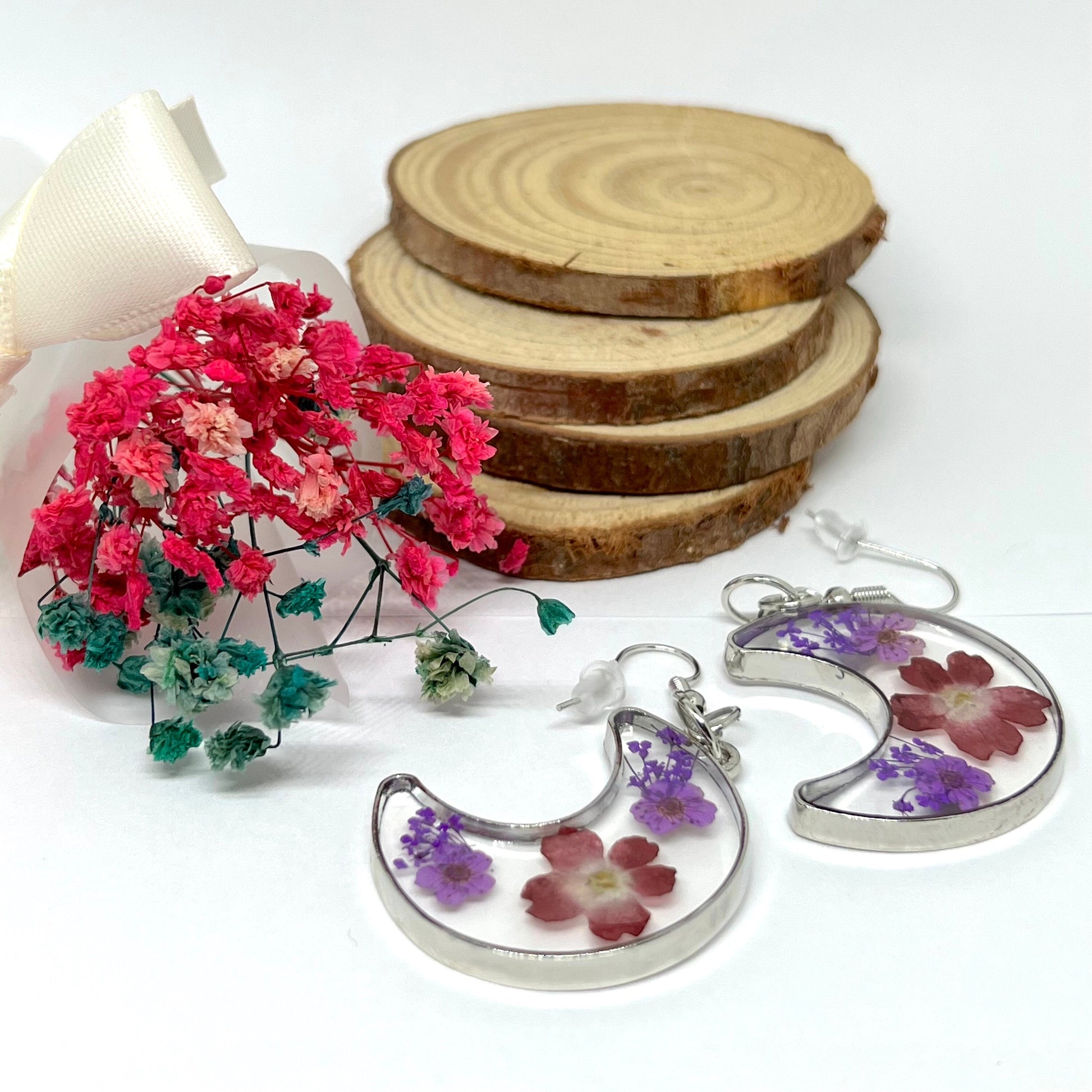 Lovingly Crafted Moon Shape Earrings with Wild Dried Flowers Frida Inspired Jewelry Summer Fashion Casual Outfit Girls Women Cute Gift Idea