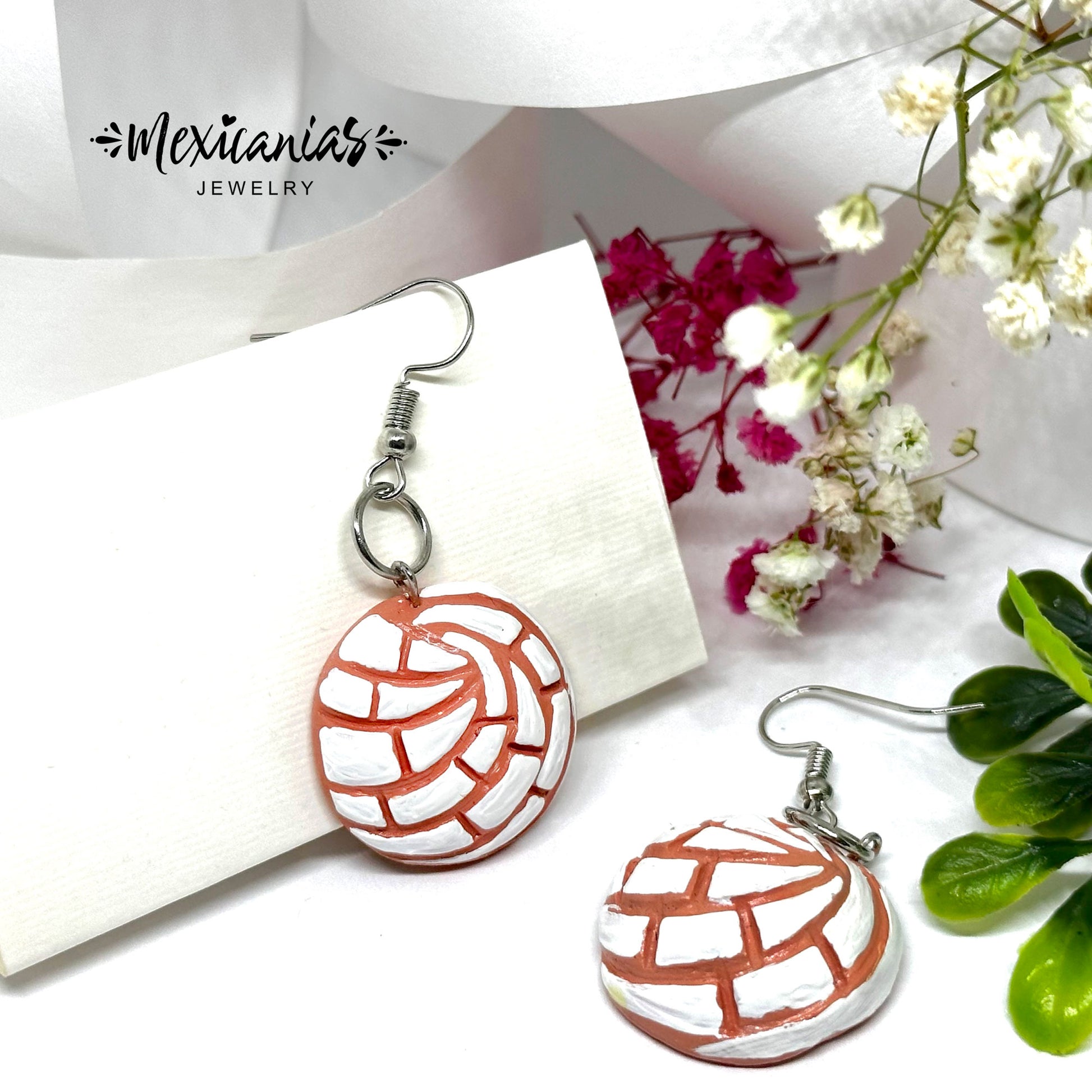 White vanilla concha earrings handmade clay conchitas earrings Mexican pan dulce inspired food jewelry for women and girls for Frida Kahlo fans and sweet bread concha earrings lovers and Mexico folk art Mexican jewelry