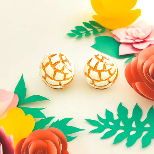 Mini stud clay concha earrings. Sweet white vanilla Mexican sweet bread concha earrings. Mexico pan dulce aretes. Mexican earrings. Mexican clay jewelry for women and girls. Hand painted and handmade artisan jewelry by Claywelry.