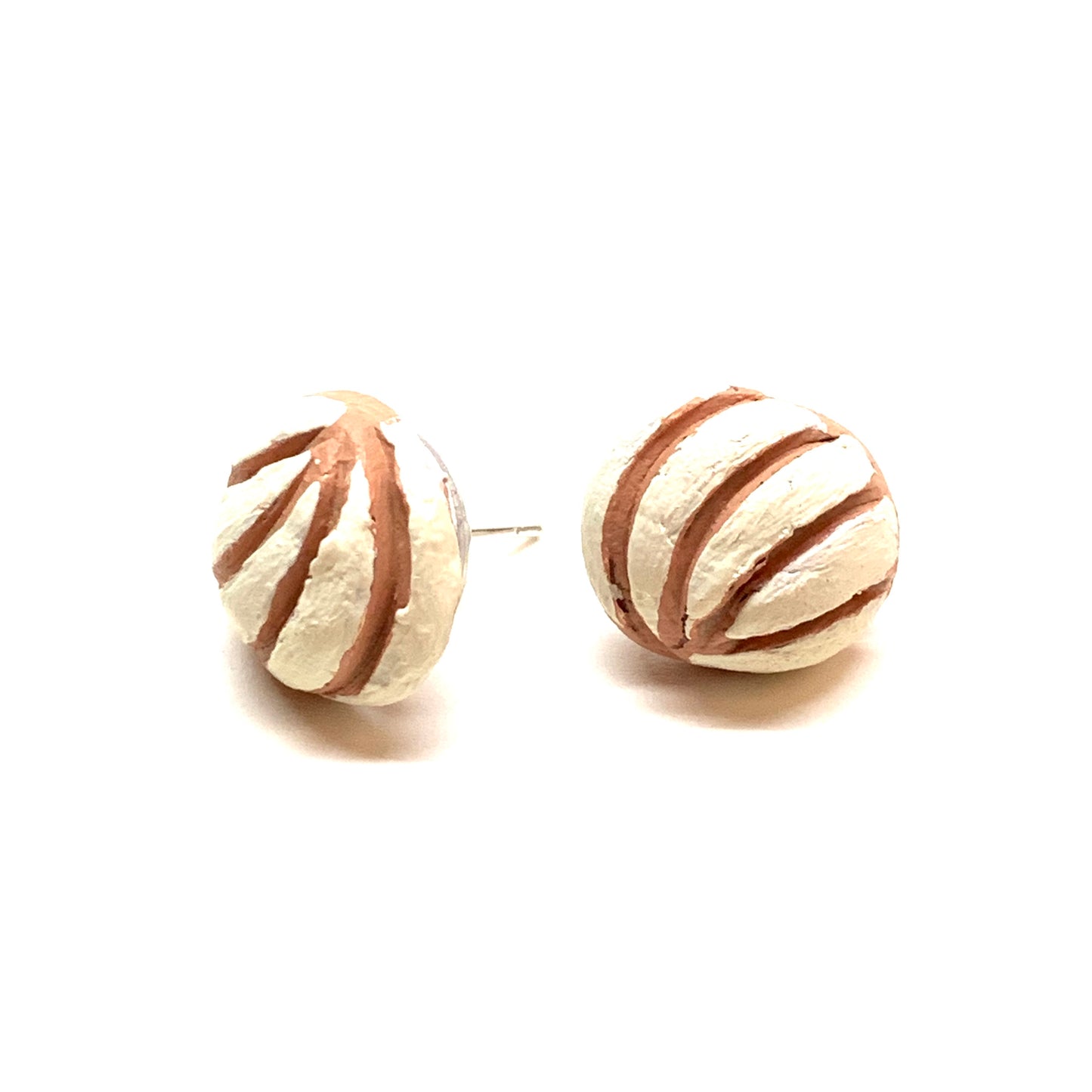 Vanilla Cream Clay concha conchitas stud earrings. Mexican jewelry. Aretes de concha para mujer. Mexico folk art to wear. Frida kahlo inspired. Mini conchitas white. Wearable art by fridamaniacs and frida lovers