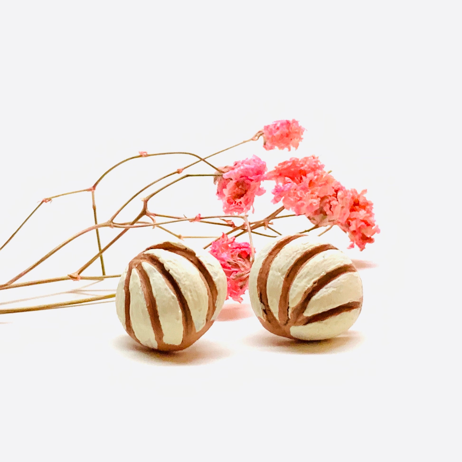 Vanilla Cream Clay concha conchitas stud earrings. Mexican jewelry. Aretes de concha para mujer. Mexico folk art to wear. Frida kahlo inspired. Mini conchitas white. Wearable art by fridamaniacs and frida lovers