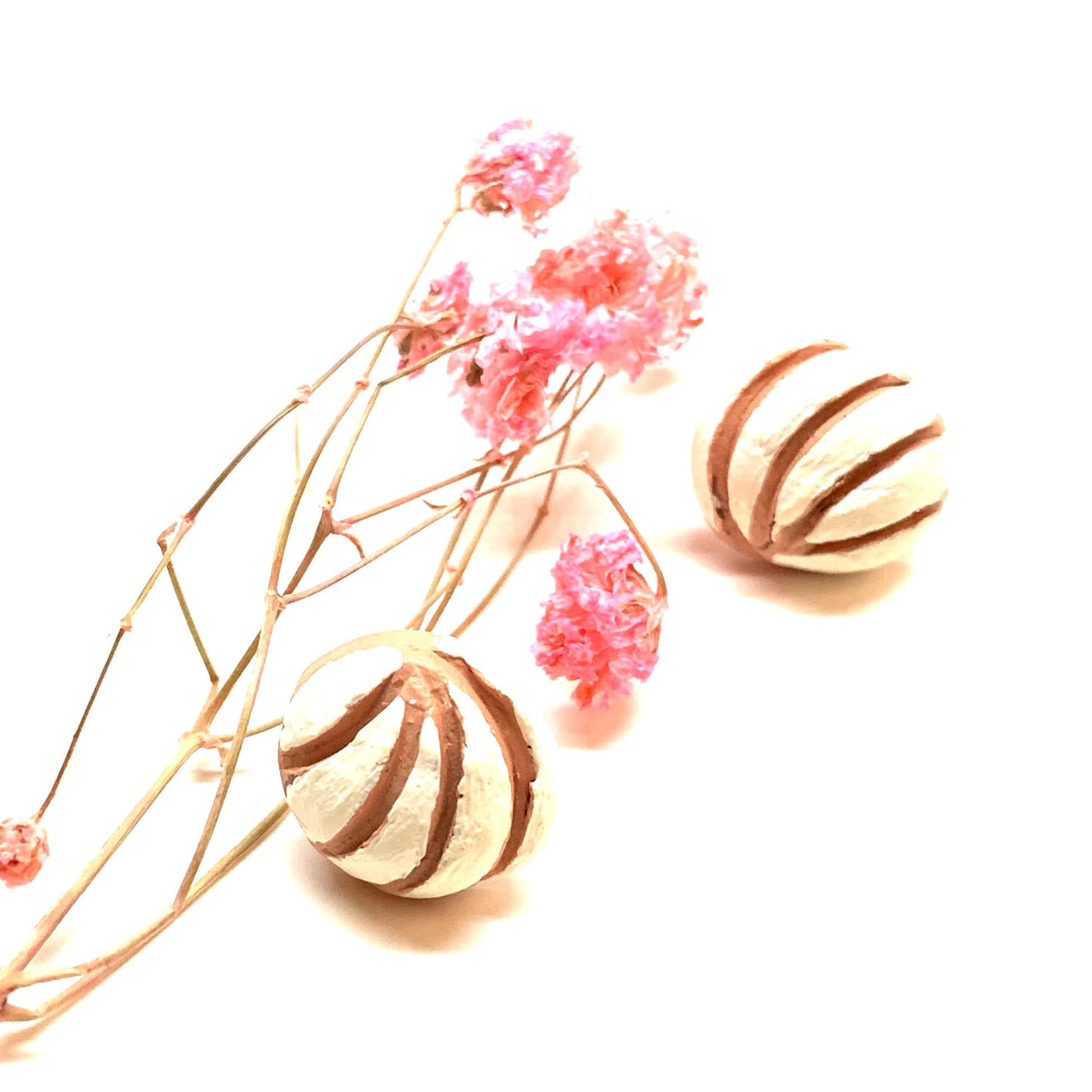Vanilla Cream Clay concha conchitas stud earrings. Mexican jewelry. Aretes de concha para mujer. Mexico folk art to wear. Frida kahlo inspired. Mini conchitas white. Wearable art by fridamaniacs and frida lovers