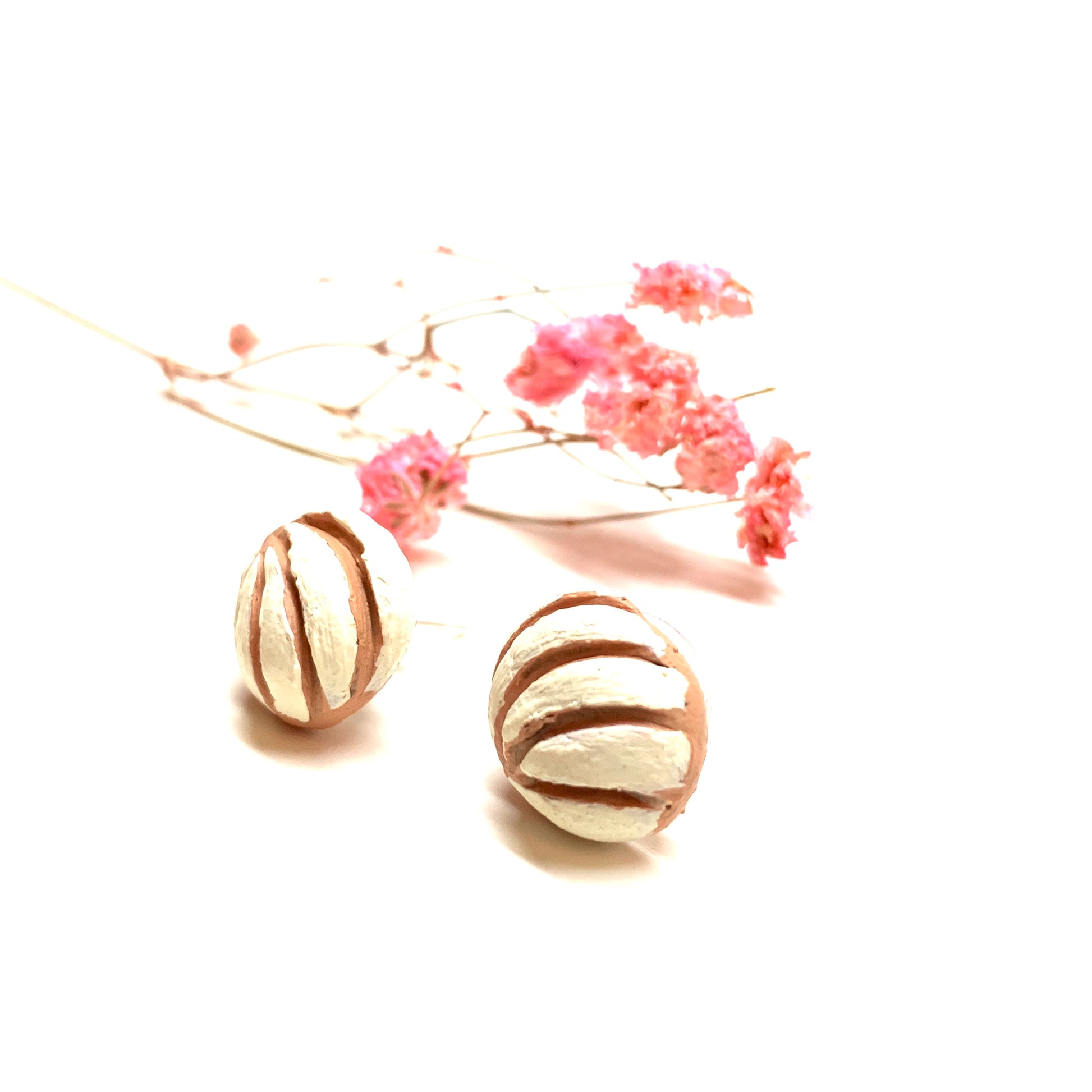 Vanilla Cream Clay concha conchitas stud earrings. Mexican jewelry. Aretes de concha para mujer. Mexico folk art to wear. Frida kahlo inspired. Mini conchitas white. Wearable art by fridamaniacs and frida lovers