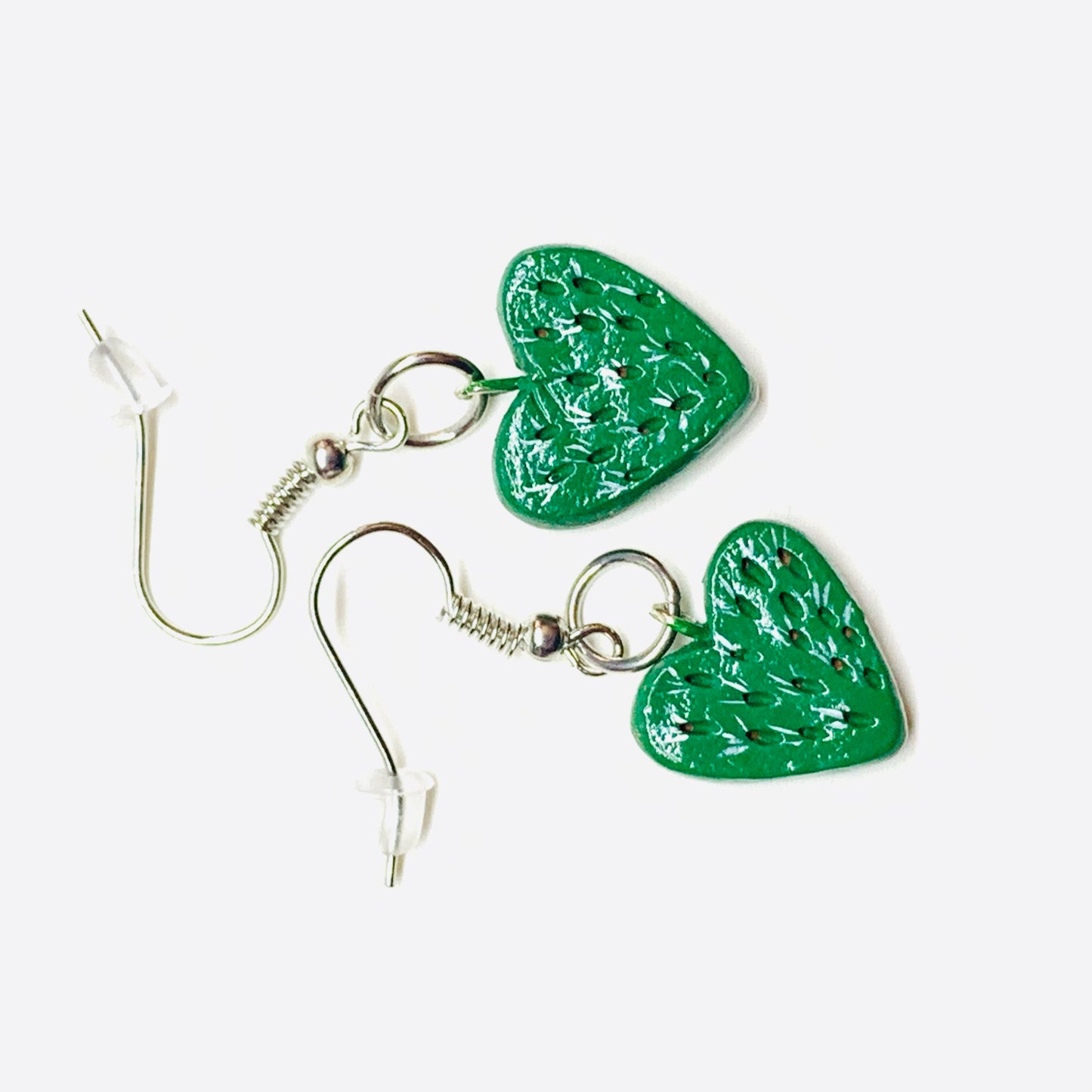 Carved Hand painted and handmade heart cactus drop and dangle clay arrings. Mexican jewelry. Aretes de nopal en forma de corazon hechos y pintados a mano. Mexico folk art to wear. Food jewelry accessories by Fridamaniacs: Frida Kahlo inspired