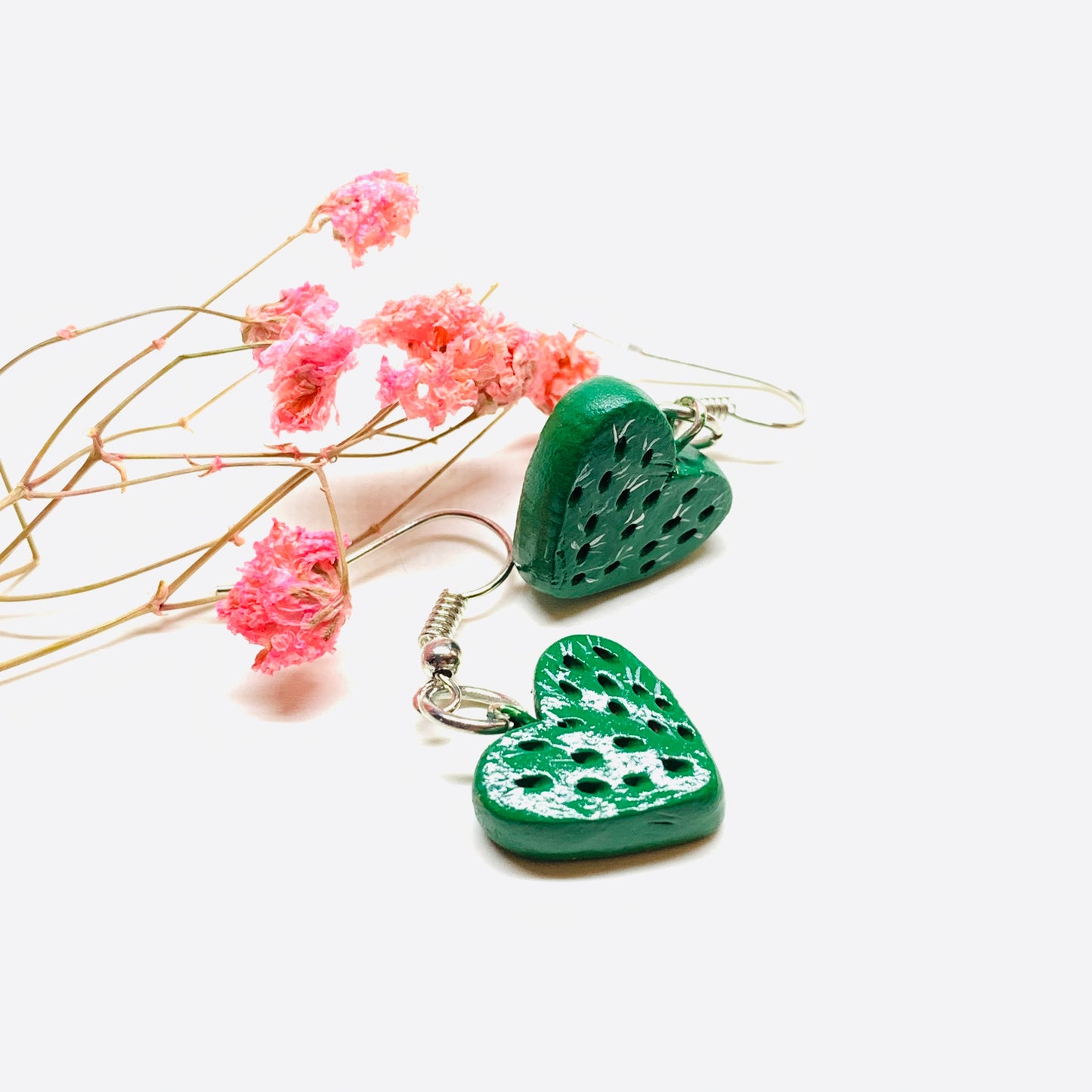 Carved Hand painted and handmade heart cactus drop and dangle clay arrings. Mexican jewelry. Aretes de nopal en forma de corazon hechos y pintados a mano. Mexico folk art to wear. Food jewelry accessories by Fridamaniacs: Frida Kahlo inspired