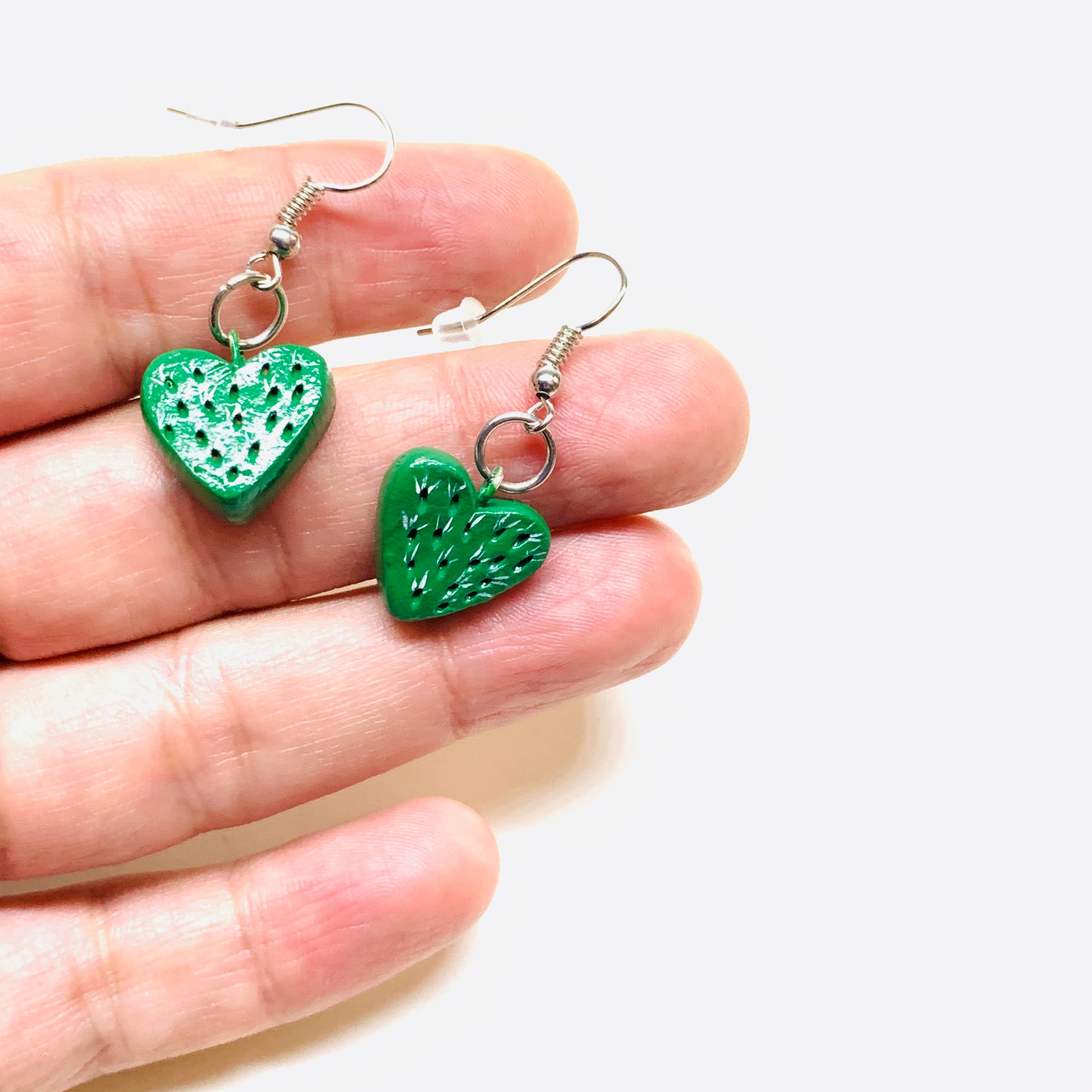 Carved Hand painted and handmade  heart cactus drop and dangle clay arrings. Mexican jewelry. Aretes de nopal en forma de corazon hechos y pintados a mano. Mexico folk art to wear. Food jewelry accessories by Fridamaniacs: Frida Kahlo inspired