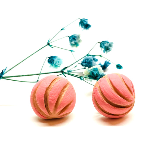 Concha Clay Earrings: Handmade Hand painted clay concha pink stud earrings. Food jewelry Mexican by Fridamaniacs for Fridalovers. Aretes de conchitas de fresa. Girls gift idea