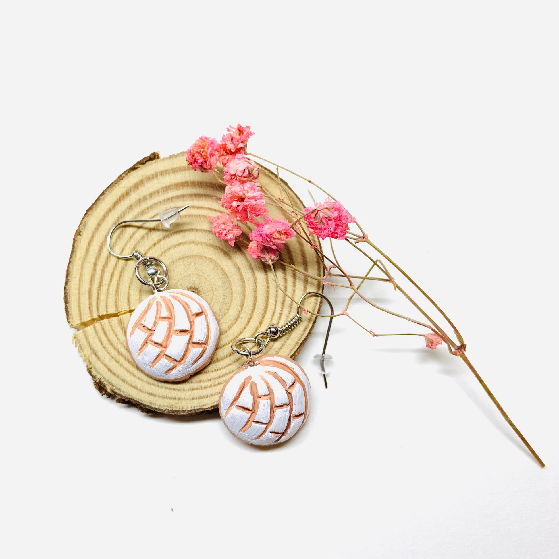 Concha Earrings (Conchitas Clay Earrings): Handmade hand painted natural clay drop and dangle concha earrings (sweet bread) food jewelry. Mexican earrings inspired by Frida Kahlo for fridamaniacs and fridalovers. Lovely girl's birthday sweet sixteen gift idea