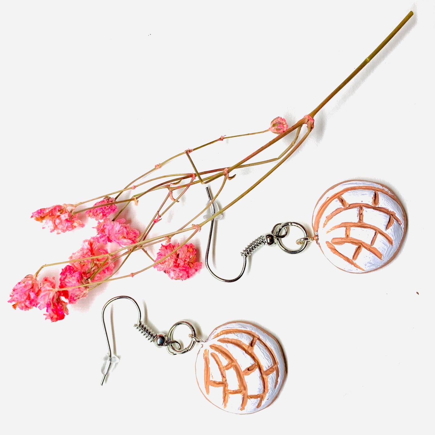 Concha Earrings (Conchitas Clay Earrings): Handmade hand painted natural clay drop and dangle concha earrings (sweet bread) food jewelry. Mexican earrings inspired by Frida Kahlo for fridamaniacs and fridalovers. Lovely girl's birthday sweet sixteen gift idea