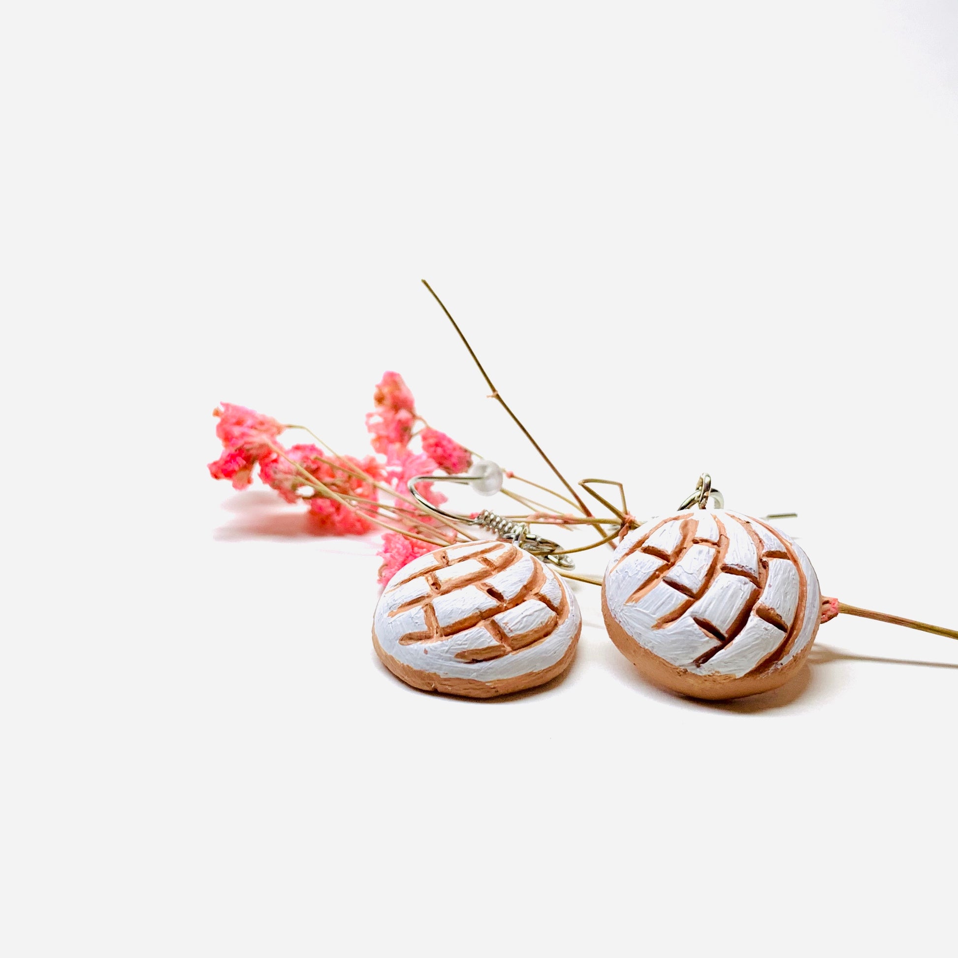 Concha Earrings (Conchitas Clay Earrings): Handmade hand painted natural clay drop and dangle concha earrings (sweet bread) food jewelry. Mexican earrings inspired by Frida Kahlo for fridamaniacs and fridalovers. Lovely girl's birthday sweet sixteen gift idea
