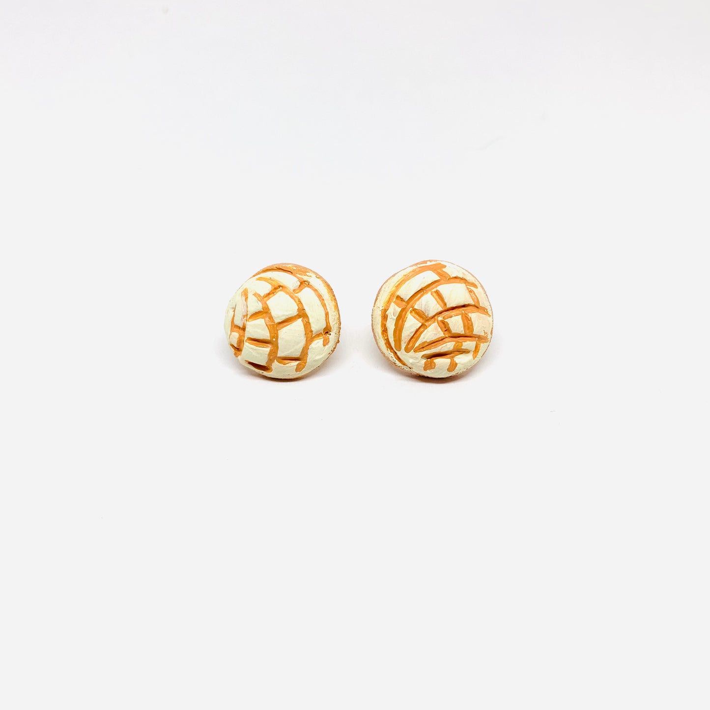 Concha Earrings: White Vanilla Conchitas Clay Earrings. Mexican jewelry. Clay jewelry. Pand Dulce Concha aretes. Concha Clay earrings inspired by Frida Kahlo. Fridamaniacs and Fridalovers Women and Girls gift idea