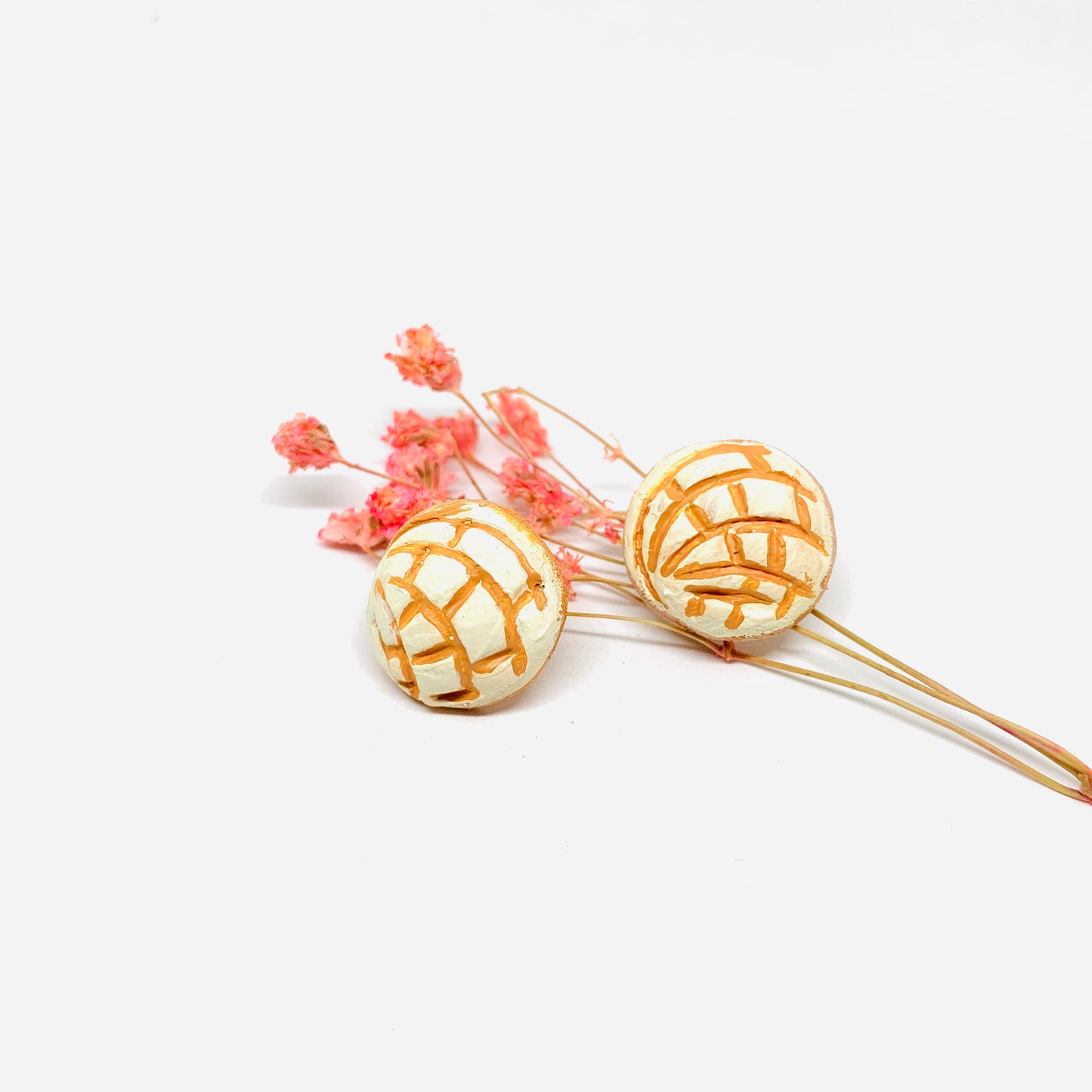 Concha Earrings: White Vanilla Conchitas Clay Earrings. Mexican jewelry. Clay jewelry. Pand Dulce Concha aretes. Concha Clay earrings inspired by Frida Kahlo. Fridamaniacs and Fridalovers Women and Girls gift idea
