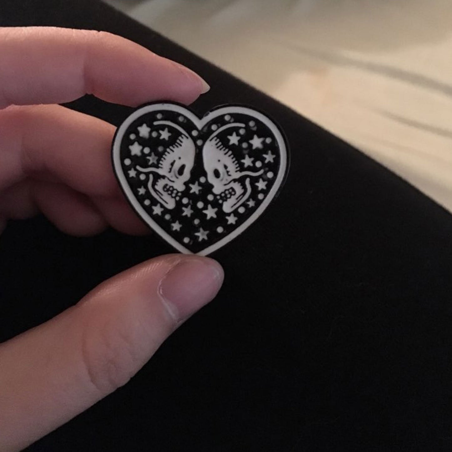 Skull Heart Pin, Skull Enamel Pin, Skull Pinback Button, Calavera Corazon Broche, Demin Jacket Backpack Skull Pin, Skeleton Heart Pin Skull