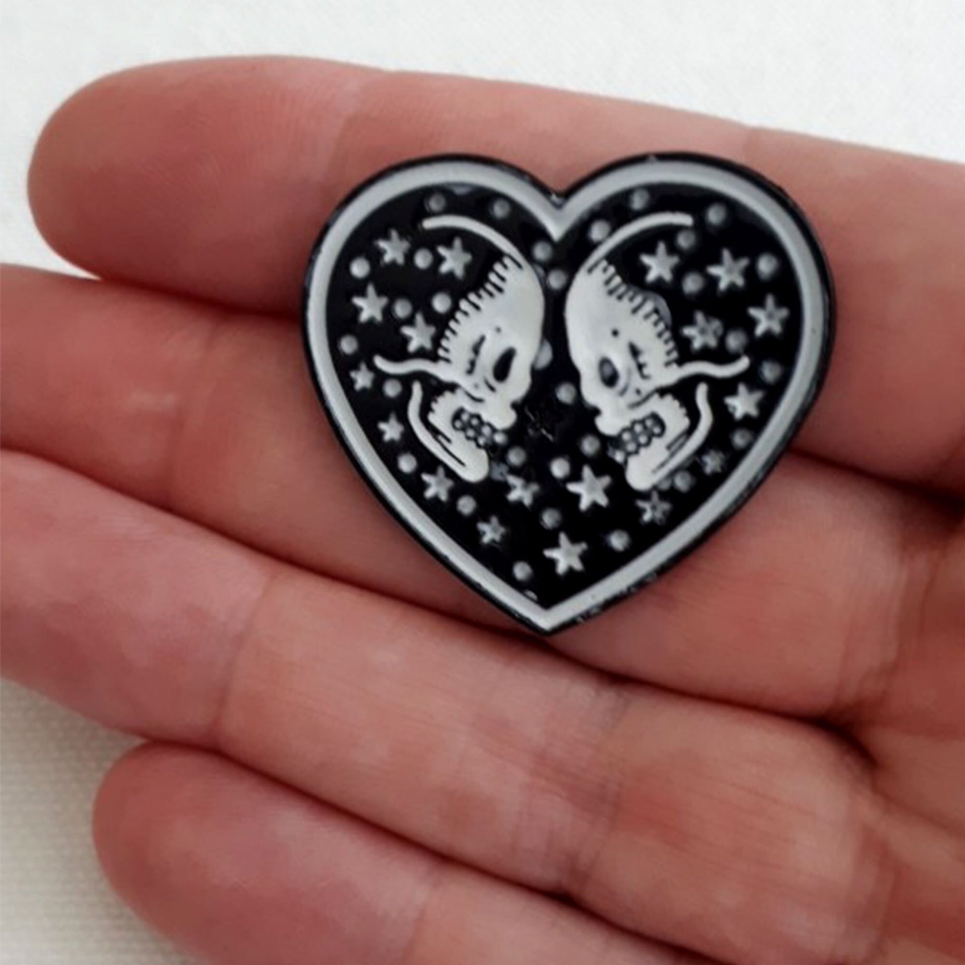 Skull Heart Pin, Skull Enamel Pin, Skull Pinback Button, Calavera Corazon Broche, Demin Jacket Backpack Skull Pin, Skeleton Heart Pin Skull