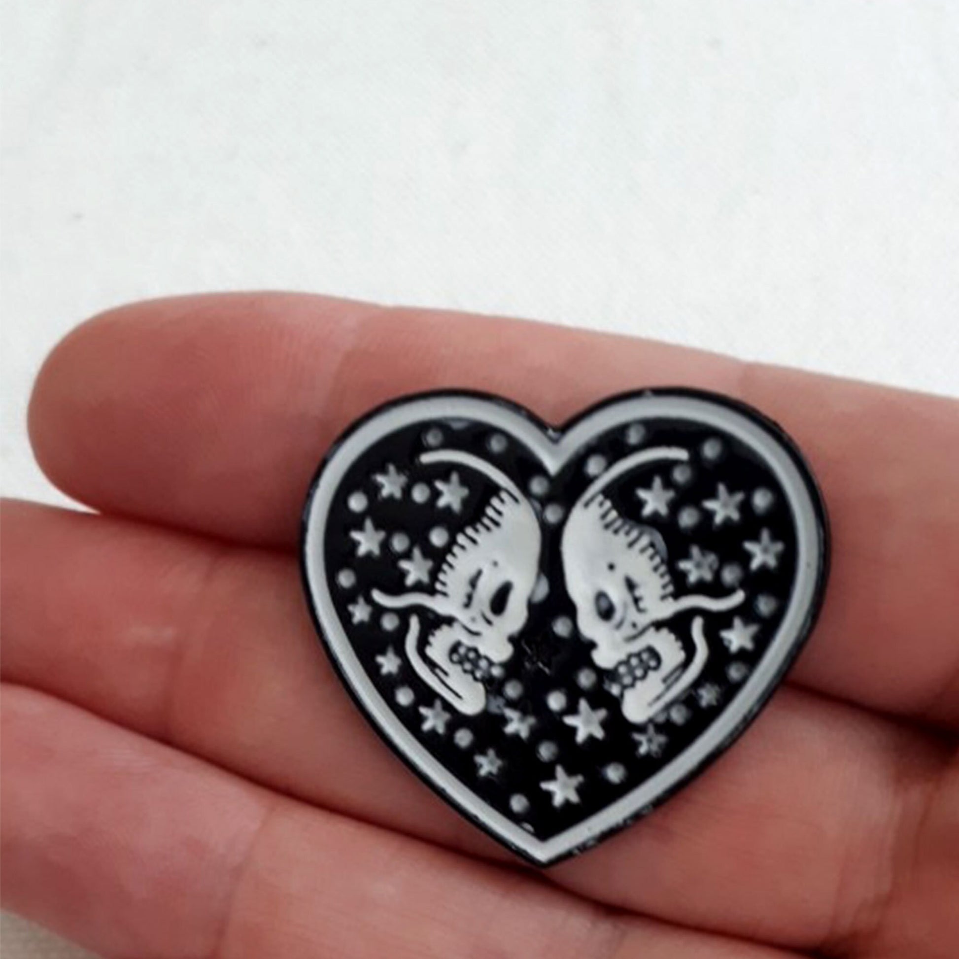 Skull Heart Pin, Skull Enamel Pin, Skull Pinback Button, Calavera Corazon Broche, Demin Jacket Backpack Skull Pin, Skeleton Heart Pin Skull