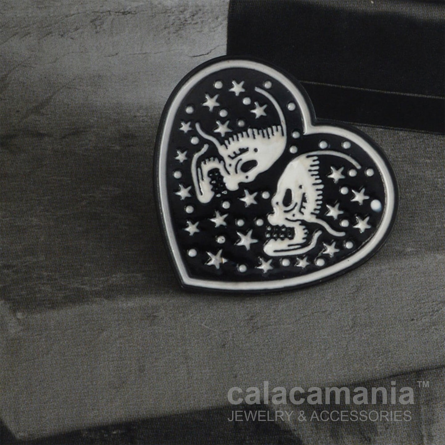 Skull Heart Pin, Skull Enamel Pin, Skull Pinback Button, Calavera Corazon Broche, Demin Jacket Backpack Skull Pin, Skeleton Heart Pin Skull