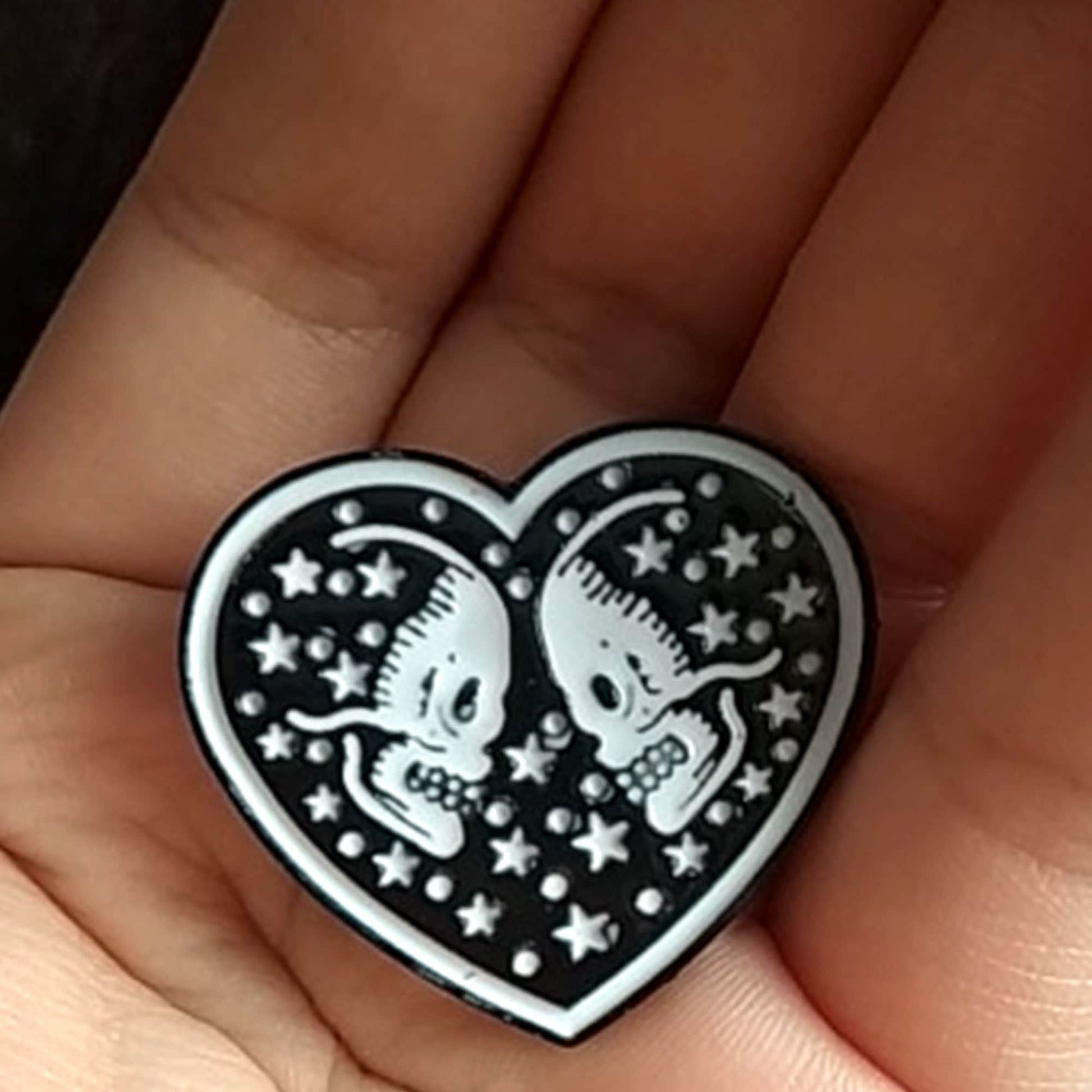 Skull Heart Pin, Skull Enamel Pin, Skull Pinback Button, Calavera Corazon Broche, Demin Jacket Backpack Skull Pin, Skeleton Heart Pin Skull