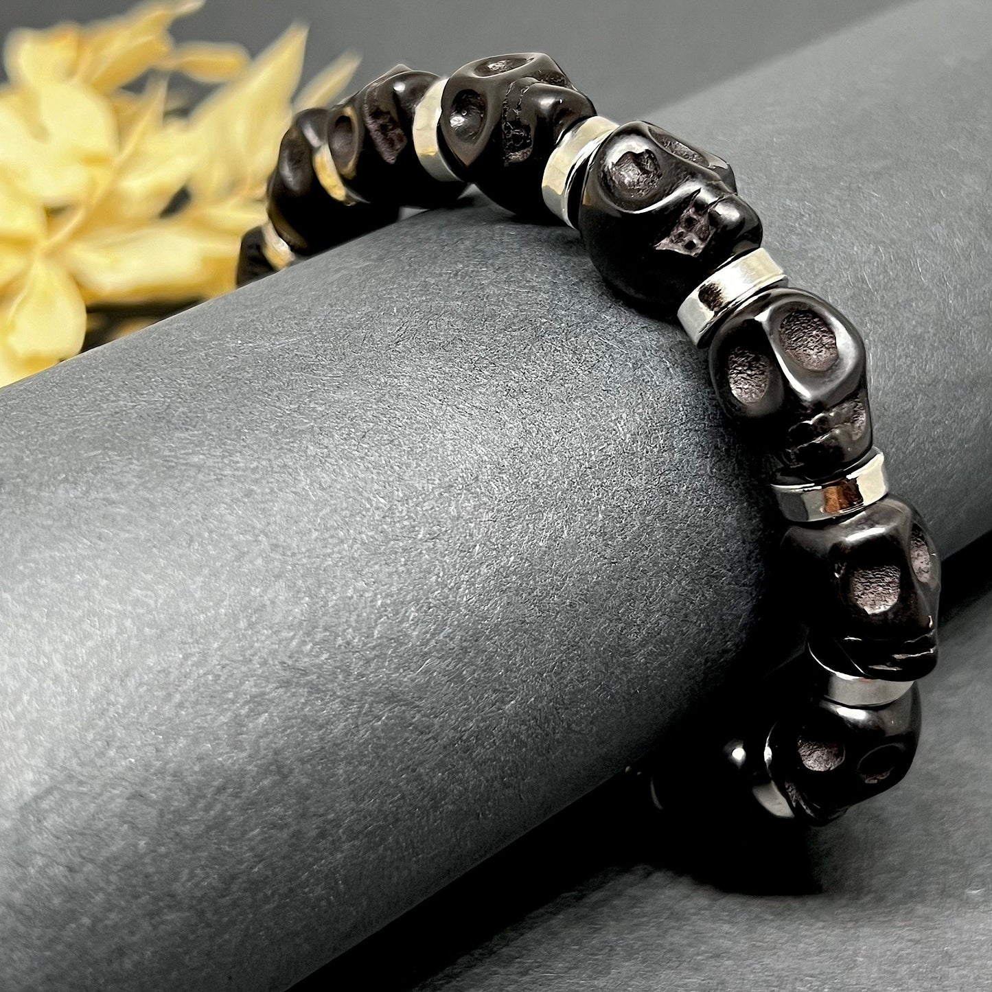 Black Skull Beaded Bracelet Silver Tone Disk Beads Unisex Elastic Wristband Jewelry Day Dead Fashion Halloween Gift Mexico Calavera Pulsera