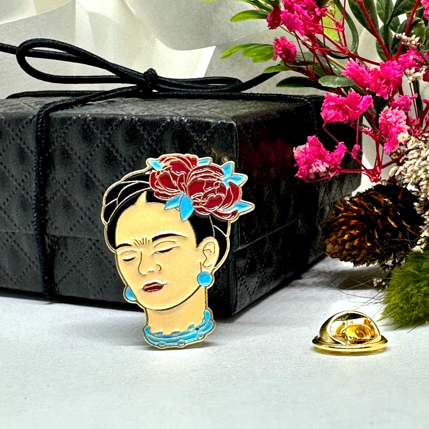 Chic Frida Enamel Pin Mexican Artist Inspired Brooch Floral Women and Girls Frida-Fans Cool Gift Idea Casual Fashion Accessory Broche Mujer