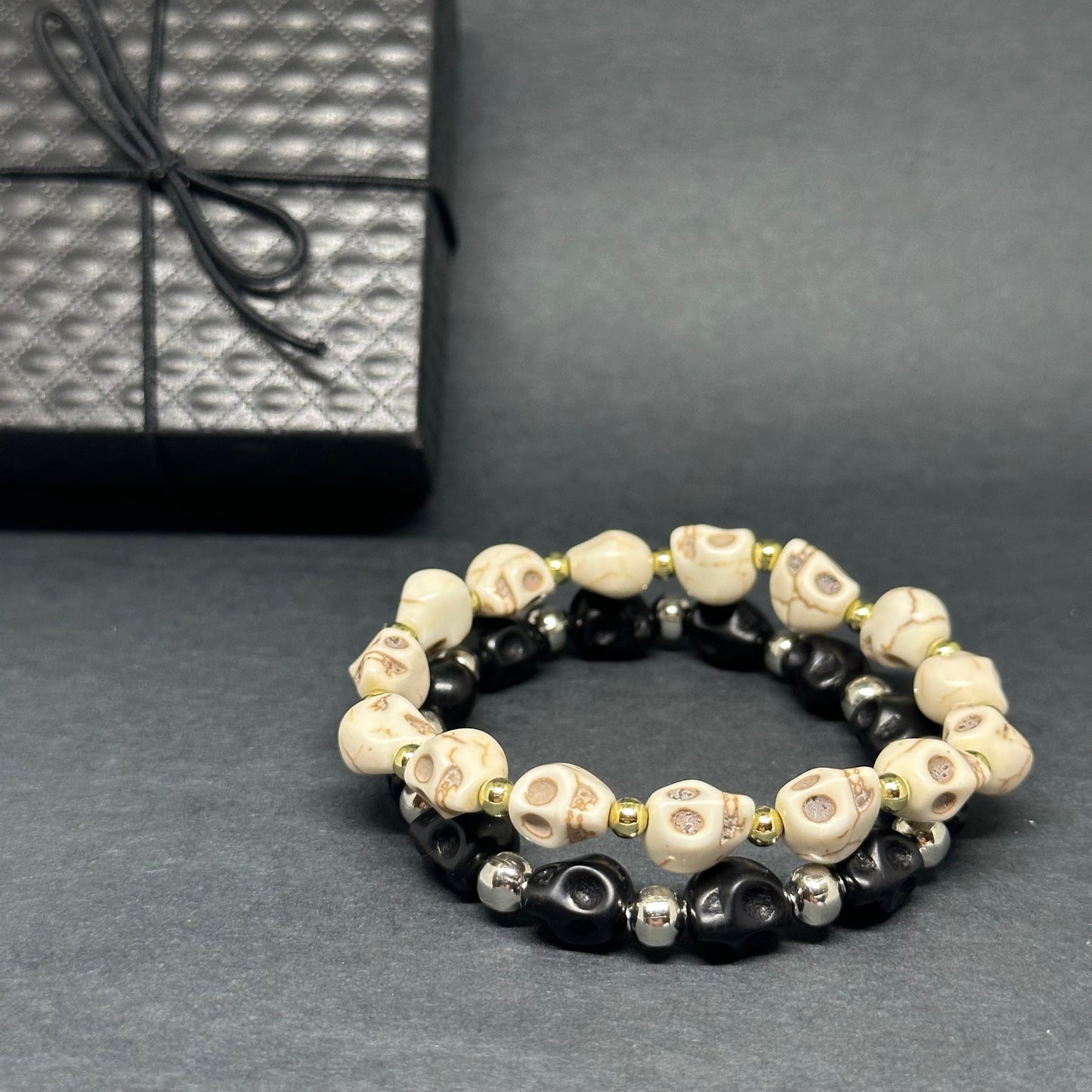 Adjustable Unisex Skull Beaded Wristband Bracelet Bone-Beige Color Skulls and Metallic Gold Tone Round Beads Punk & Tatoos Fashion Halloween