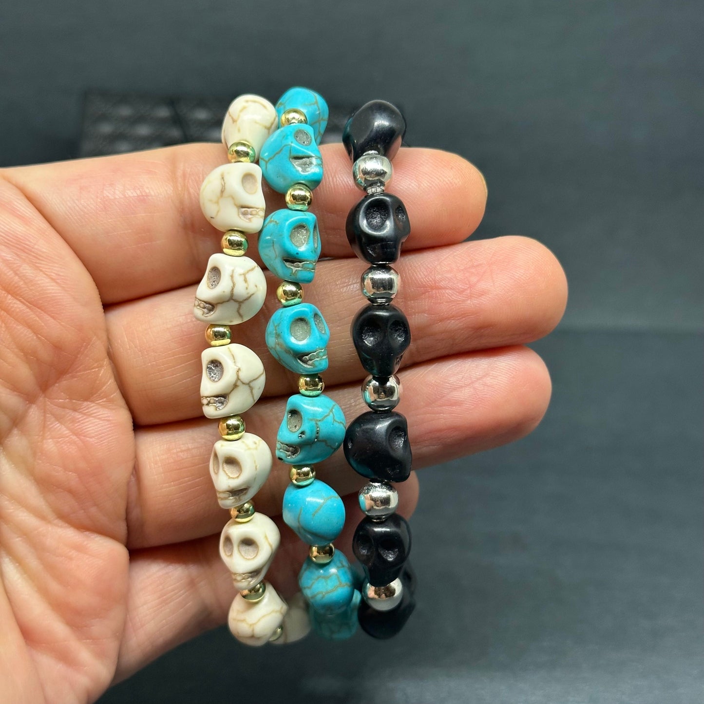 Adjustable Unisex Skull Beaded Wristband Bracelet Bone-Beige Color Skulls and Metallic Gold Tone Round Beads Punk & Tatoos Fashion Halloween