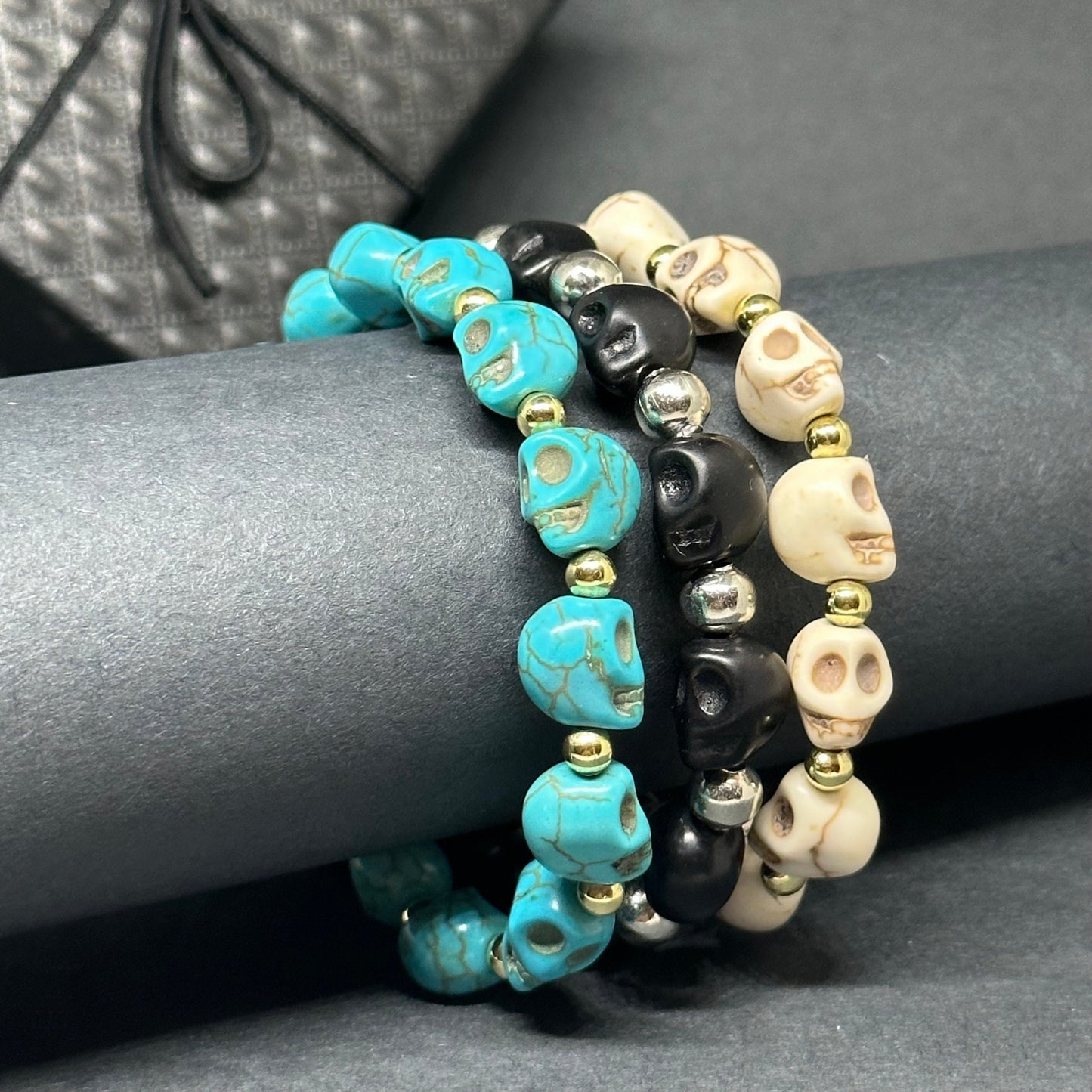Adjustable Unisex Skull Beaded Wristband Bracelet Bone-Beige Color Skulls and Metallic Gold Tone Round Beads Punk & Tatoos Fashion Halloween