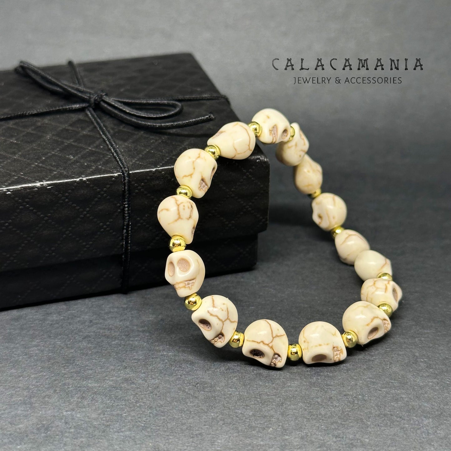 Adjustable Unisex Skull Beaded Wristband Bracelet Bone-Beige Color Skulls and Metallic Gold Tone Round Beads Punk & Tatoos Fashion Halloween